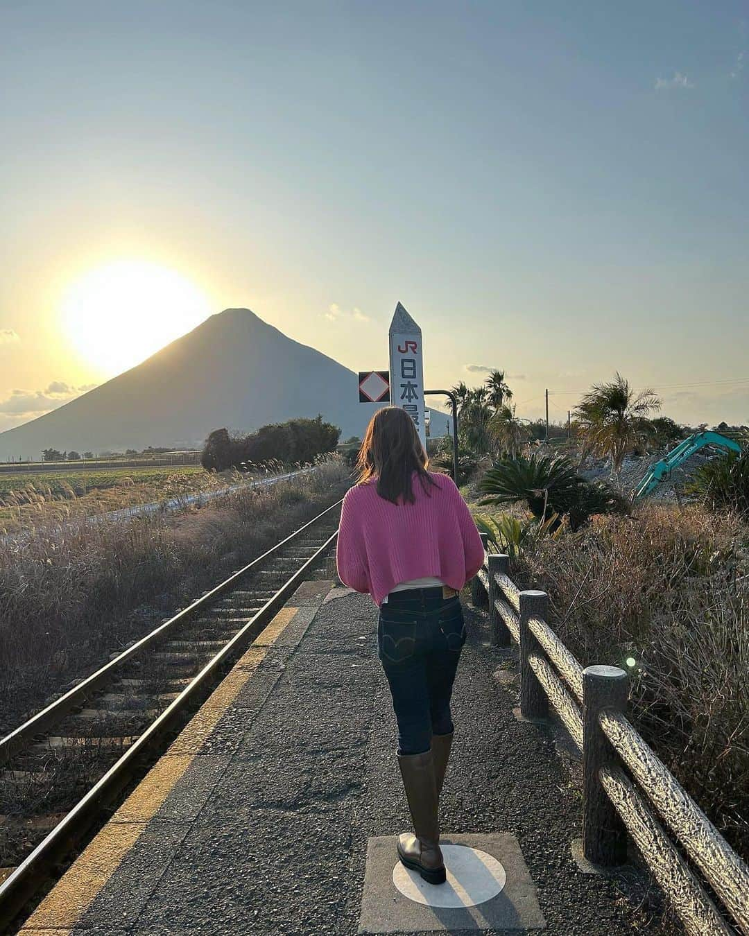 鈴元まいのインスタグラム：「日本最南端の駅🚉 地味に鉄道好きなのでおさえられてよかったスポット☺️ ちょうど夕暮れ時だったので開聞岳と夕陽の眺めがとても綺麗で感動したよ☀️✨ ⁡ #鹿児島観光 #西大山駅 #指宿 #指宿観光」