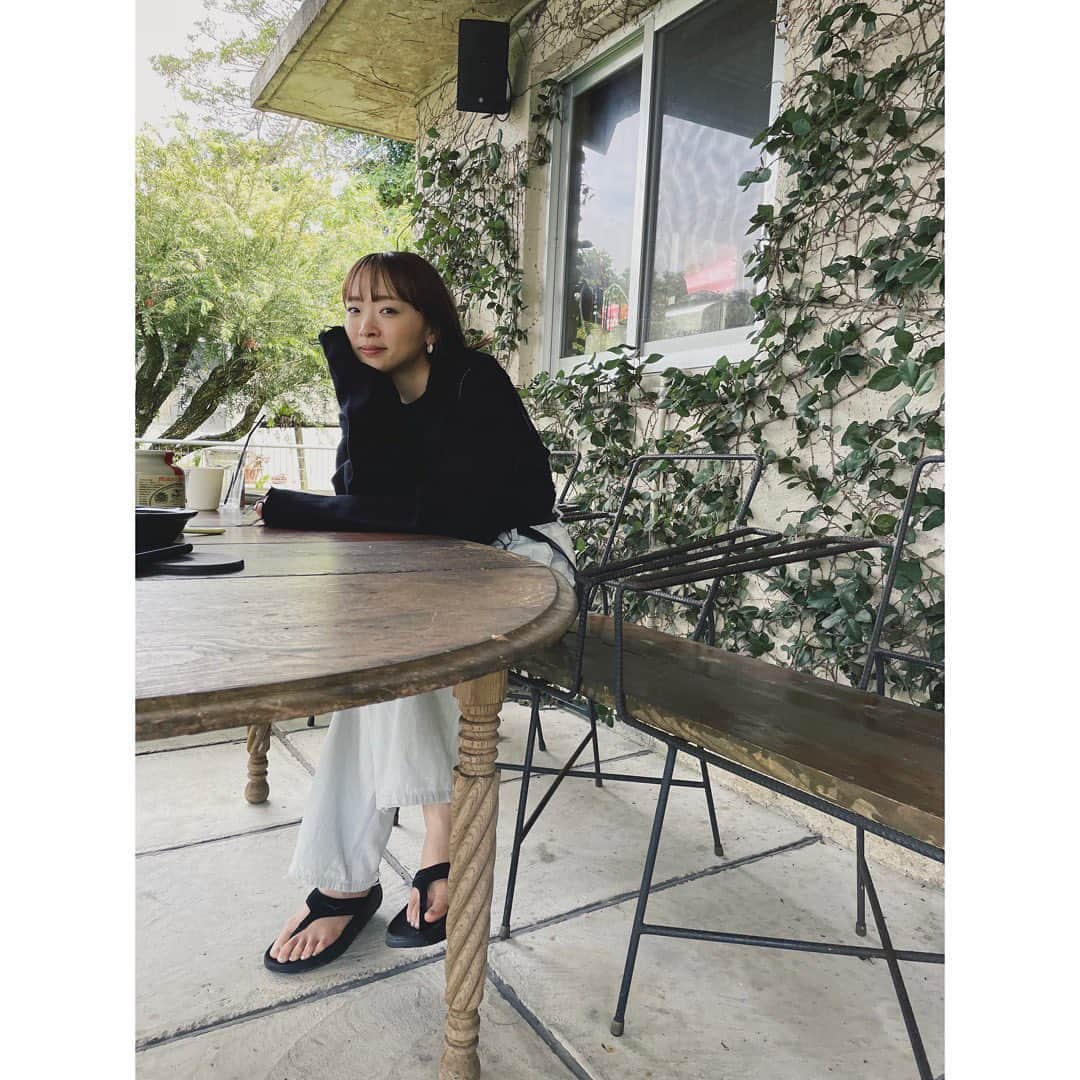野尻美穂のインスタグラム：「沖縄の写真全然アップしてない😇 沢山撮ったのでYouTubeでアップできたらと🫡 こっちは雨にも恵まれ少し涼しい時は羽織りだけで行けたので快適期間でした🫶🏻🌺  #沖縄」