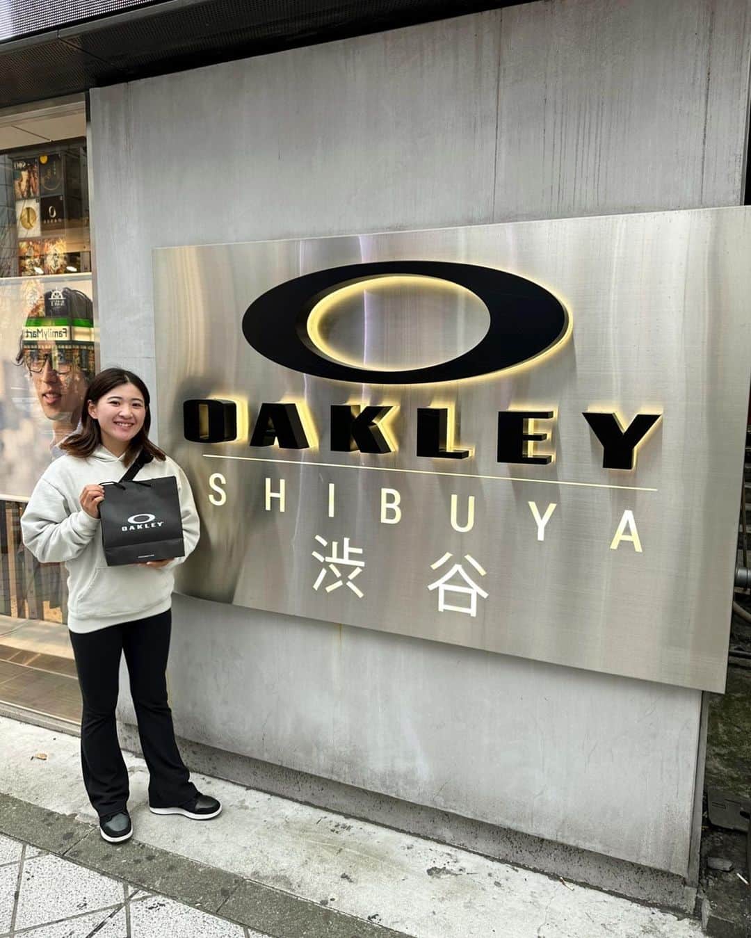 永井花奈のインスタグラム：「オークリー渋谷店に行ってきました！ 普段掛けない形にもチャレンジしてみました🥰 試合で他の形も掛けるのでチェックしてみてくださいね😊✨✅   #オークリー  #ゴルフ @oakleyjapan」