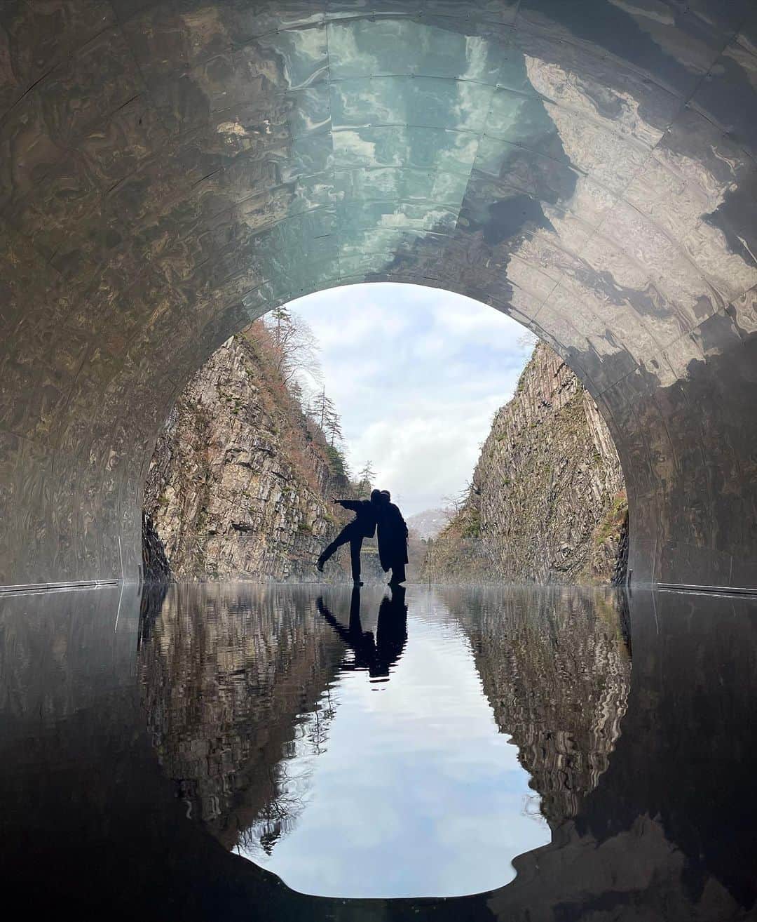 松井美緒さんのインスタグラム写真 - (松井美緒Instagram)「…てくてくとトンネルを歩き、 つま先でちょんちょこちょと歩いたら パチリっと インスタ映え😙  -  #清津峡渓谷トンネル」3月27日 17時41分 - mio.matsui