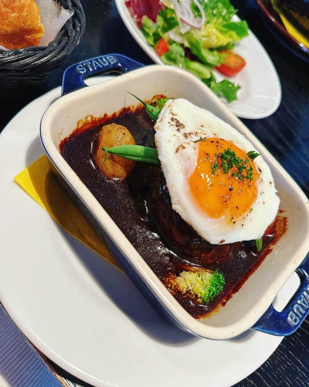 坂之下侑子さんのインスタグラム写真 - (坂之下侑子Instagram)「まみさんとlunch meeting🍽🤍  毎回ですが、沢山お話しして楽しすぎてあっという間でした😆💕  ご馳走様でした🙇‍♀️💗  昨日は寒かったけど今日は良いお天気☺️☀️外は桜が綺麗ですね🌸✨お花見もしたいなぁ🍡  #松原麻美 プロ#ランチミーティング#女子プロゴルファー」3月27日 17時41分 - yukiko_s0403