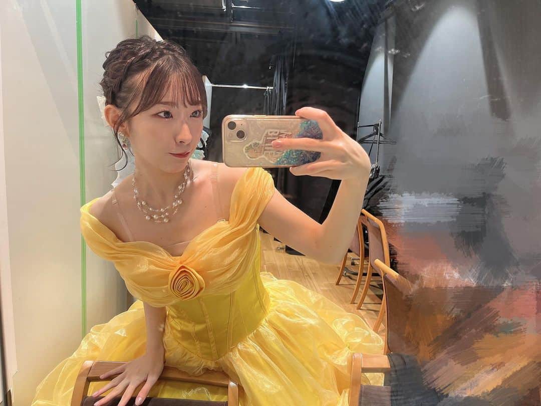 のインスタグラム：「姫in楽屋　　　　　　　　　　　　　　　　 　　　　　　　　　　　　　　　　　　　　　 髪自分でまとめてるんだけど、この日周りの女性陣に自分でやってるの？上手！って褒めてもらえて嬉しすぎた🥹✨✨　　　　　　　　　　　　　　 　　　　　　　　　　　　　　　　　　　　　 #ディズニー #ディズニープリンセス #美女と野獣 #ベル #ドレス #衣装 #コスプレ #ヘアアレンジ #ボブ #ボブアレンジ #まとめ髪 #編み込み #編み込みアレンジ #お呼ばれヘア #セルフヘアアレンジ #disney #beautyandthebeast #dress #cosplay #hair #hairstyle」