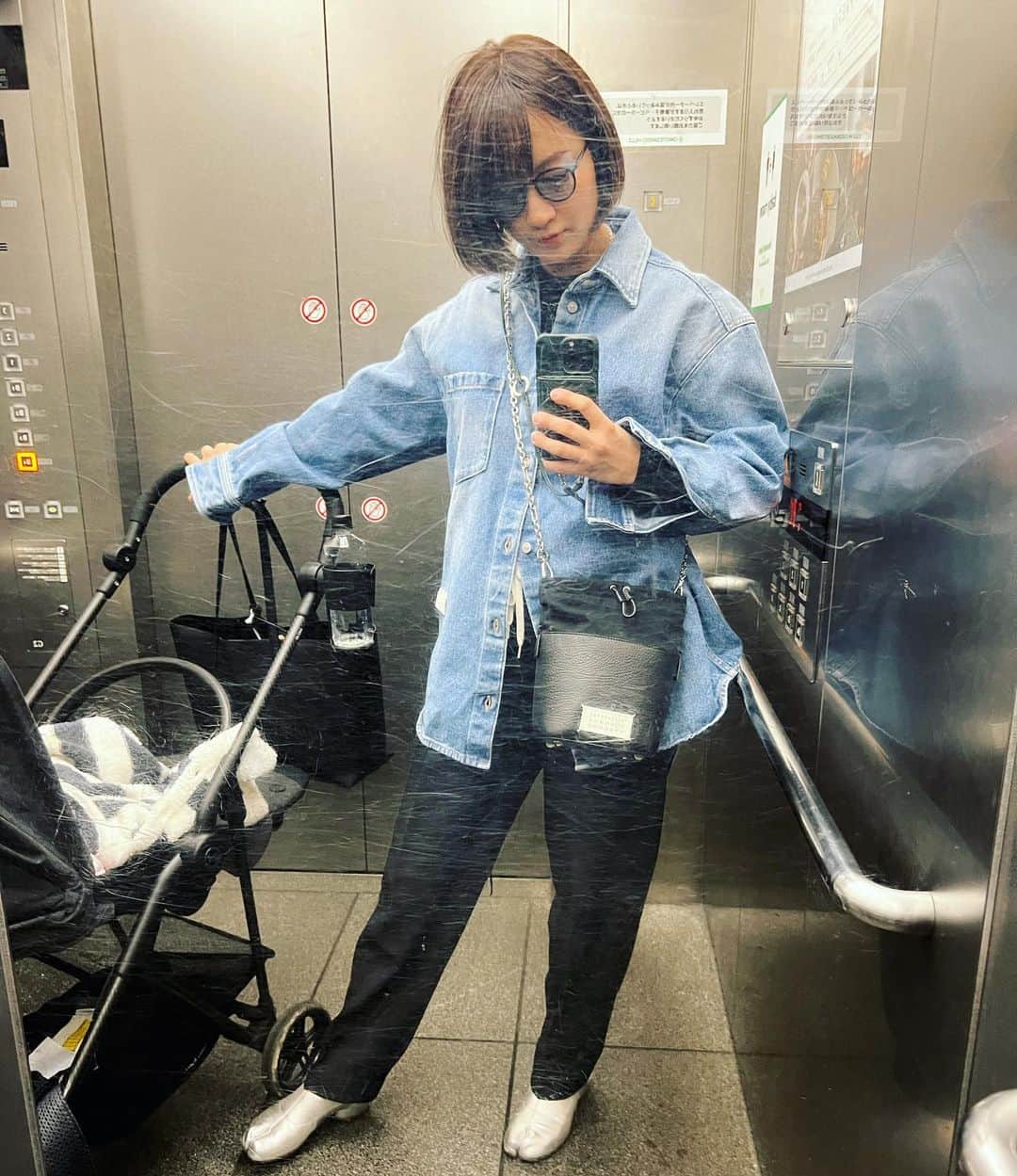 麻生夏子のインスタグラム：「だいぶご無沙汰してしまいました。 産後、初めてどすこいお嬢ちゃんを連れてちょいと長いお出かけ。 美容室に行って来ました。 髪はパッツリボブに✂︎ 鏡がめっちゃ傷ついててせっかく久々に撮った写真なのになんだかなあ。。  久々の #旦那さんコーデ 産後に買ってくれた @mm6maisonmargiela のデニムジャケットがようやくおろせた。 この写真送ったら、本当は黒スキニーが良かったと小言を言われましたがまあよしとしましょう。」