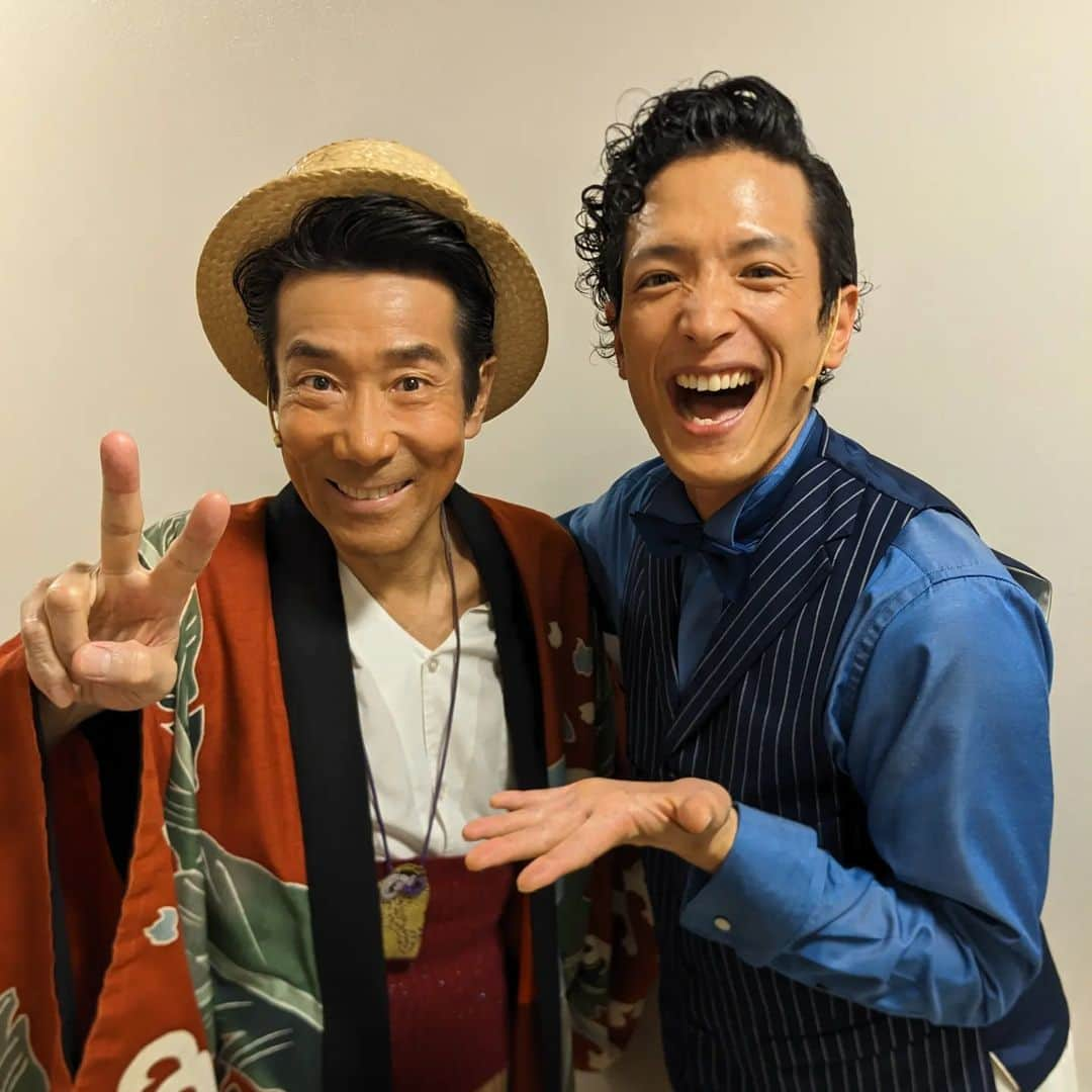 渡部豪太さんのインスタグラム写真 - (渡部豪太Instagram)「Singing Shylock Album#3 太陽のような熱量とその温かさ、優しさで 現場を照らし続けて下さいました。 岸谷五朗さんの演じるシャイロックから滲む 愛と人間味が大好きでした。  お月様のような美しい輝きの中にみせる、野生のエネルギーが本当に魅力的でした。 中村ゆりさんのジェシカの振り幅のある演技は素晴らしかった。  いつも「豪太！」と声をかけられるだけでそのエネルギーから元気を頂いておりました。。 一本芯の通った居住まいが本当に美しい 真琴つばささん。  確かな技術の中にお茶目な雰囲気のある 福井晶一さん。作品に対する真摯な姿勢に触れて私はいつも側で襟を正していました。 いつも優しく褒めて下さり、素直に嬉しかったです。  #歌うシャイロック #岸谷五朗 #中村ゆり #真琴つばさ #福井晶一」3月27日 17時46分 - gotawatabe