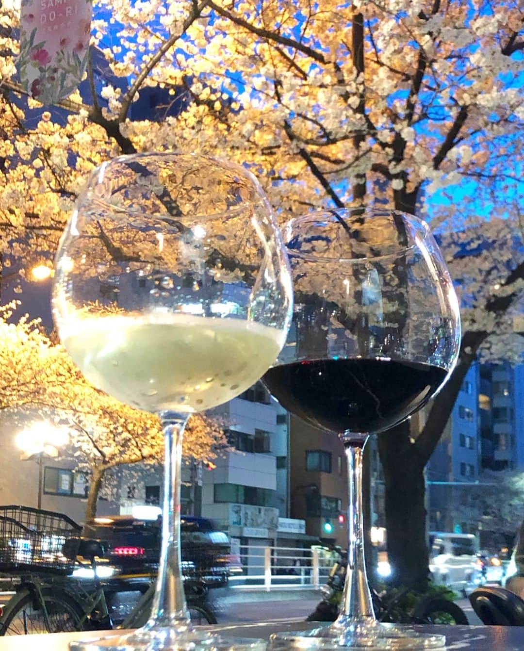 榊山敬代のインスタグラム：「🌸🍷… ・　　 今年は桜の開花 がはやいですね  ということで 渋滞している 画像スキップ しまして桜の 画像記録の巻  この日は咲き始めた 先週のひとコマにて ポカポカ陽気でした ので急きょお花見散 歩にでかけてみたの ですが途中１５年ぶ り位のお久しぶりな 方に遭遇しましてま たもやドッキリの巻  雰囲気が大分変わりまし たねと地味で弱気だった 時代を知っていらっしゃ る方なので恥ずかしいよ うな貴重なような覚えて いてくださって嬉しく思 いましたひとコマでした  さてこの日は以前から 気になっていた日本酒 のお店にも寄りまして 店頭に出ていない種類 もサービスいただいた りと１０種類程の日本 酒を飲み比べましたが 北海道の日本酒が意外 にもおいしくて新発見  画像は二軒目のお店にて 桜があまりにも見頃でし たので帰り道寄り道乾杯  夜桜も幻想的ですが日が暮れる 頃の青の深い空に映るさくらも  心に染み入る鮮やか な色彩の世界でした  #🌸 #春 #spring  #さくら #桜 #CherryBlossoms #sakura #Tokyo #東京 #六本木 #roppongi #view #夜空 #Sky #art  #お花見 #お花見スポット #最近ついてる #毎日がスペシャル #人生一度きり #人生楽しもう #東京大好き #日本画家 の #外出こんなもん #日本酒好き #ワイン大好き #ワイン #wine」