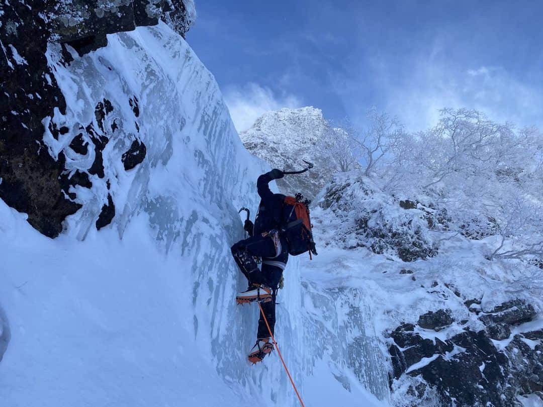 The Japan Timesさんのインスタグラム写真 - (The Japan TimesInstagram)「Mount Yatsugatake is a popular hiking area in the spring, summer and fall — and an acclaimed ice climbing destination in winter. With peaks between 2,000 and 2,900 meters tall, and temperatures between 2 and minus 10 degrees Celsius between December and February, it doesn’t get quite as much snowfall as the mountains to the west. This helps Yatsugatake’s waterfalls freeze to a consistently safe temperature without becoming buried in deep snow.  Its climbs are easier to navigate and carry reduced risk of avalanche compared to other locations, all of which has helped Yatsugatake become something of a tourist attraction among adventurous (and warm-blooded) travelers.  Read more about ice climbing in Japan with the link in our bio. 📸 Drew Damron (@drew.damron) . . . . . . #Japan #Nagano #Yatsugatake #iceclimbing #outdoor #outdoors #climbing #winter #ice #travel #japantimes # #クライミング #長野 #長野県 #八ヶ岳 #スポーツ #冬 #雪 #旅行 #ジャパンタイムズ #🧗🏻」3月27日 17時50分 - thejapantimes