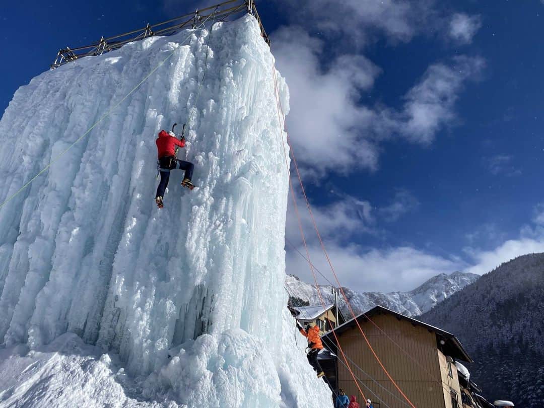 のインスタグラム：「Mount Yatsugatake is a popular hiking area in the spring, summer and fall — and an acclaimed ice climbing destination in winter. With peaks between 2,000 and 2,900 meters tall, and temperatures between 2 and minus 10 degrees Celsius between December and February, it doesn’t get quite as much snowfall as the mountains to the west. This helps Yatsugatake’s waterfalls freeze to a consistently safe temperature without becoming buried in deep snow.  Its climbs are easier to navigate and carry reduced risk of avalanche compared to other locations, all of which has helped Yatsugatake become something of a tourist attraction among adventurous (and warm-blooded) travelers.  Read more about ice climbing in Japan with the link in our bio. 📸 Drew Damron (@drew.damron) . . . . . . #Japan #Nagano #Yatsugatake #iceclimbing #outdoor #outdoors #climbing #winter #ice #travel #japantimes # #クライミング #長野 #長野県 #八ヶ岳 #スポーツ #冬 #雪 #旅行 #ジャパンタイムズ #🧗🏻」