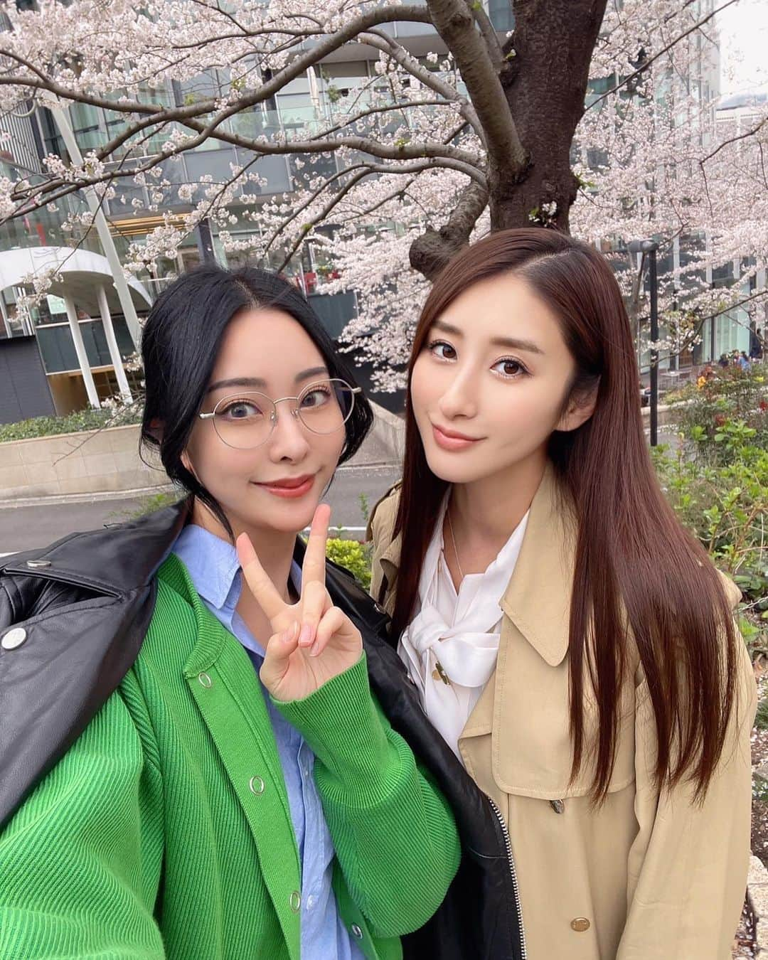 南真琴さんのインスタグラム写真 - (南真琴Instagram)「. . えりちゃんと桜見てきた🌸 散っちゃう前に見れてよかったー☺️ みんなはお花見行ったかな？？  #六本木#花見スポット#花見コーデ#zaraコーデ #桜」3月27日 17時51分 - makoto666_