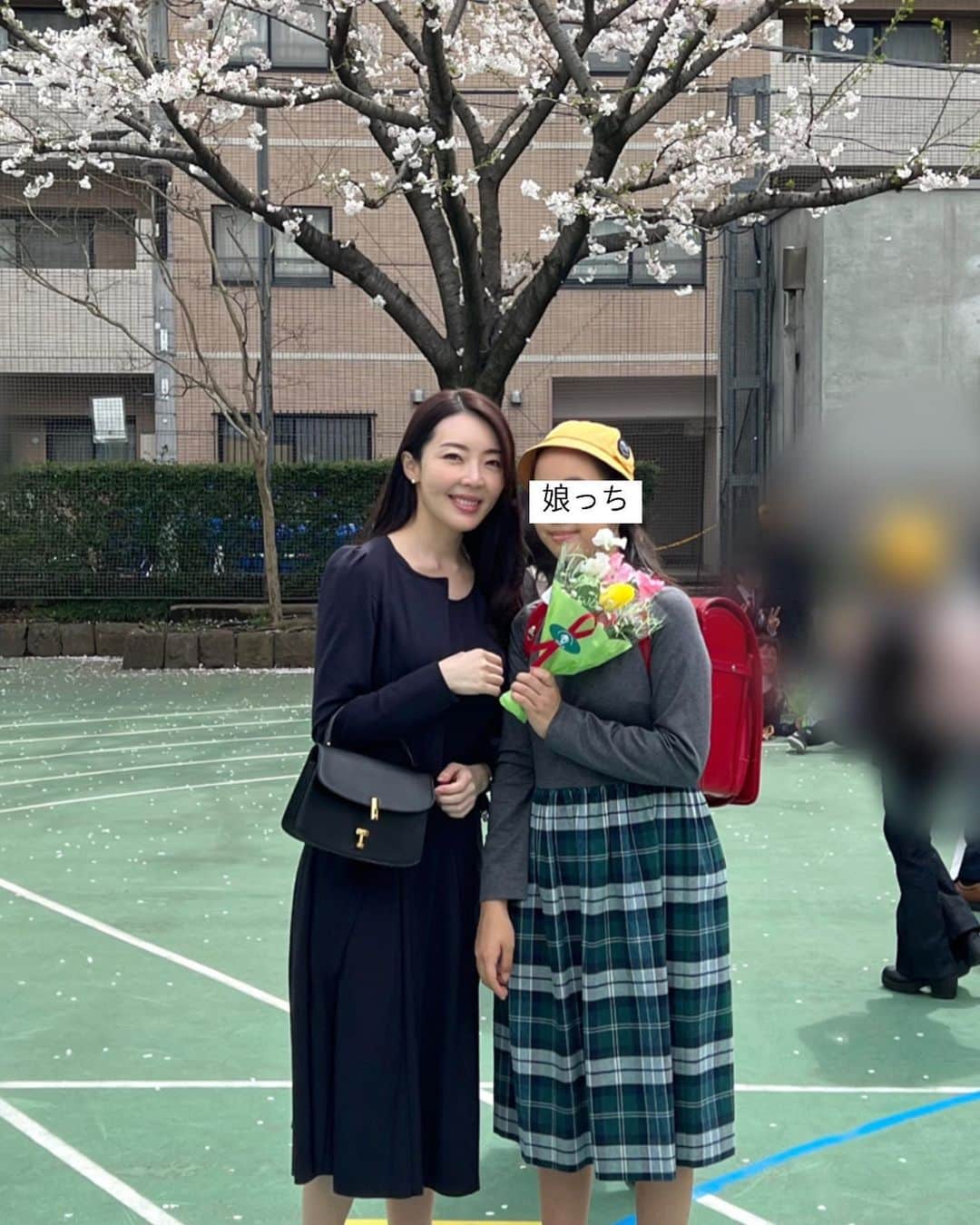 のインスタグラム：「抱きしめたら 全てを包み込めた6年前。 時は経ち、 今は、歩く歩幅も目線も 同じ様になった。 . 母として不足だった事ばかり 思い出されるけれど、 それでもパパとママの子に なってくれて有難う。 中学生生活も 沢山楽しませてあげたいな🌸」
