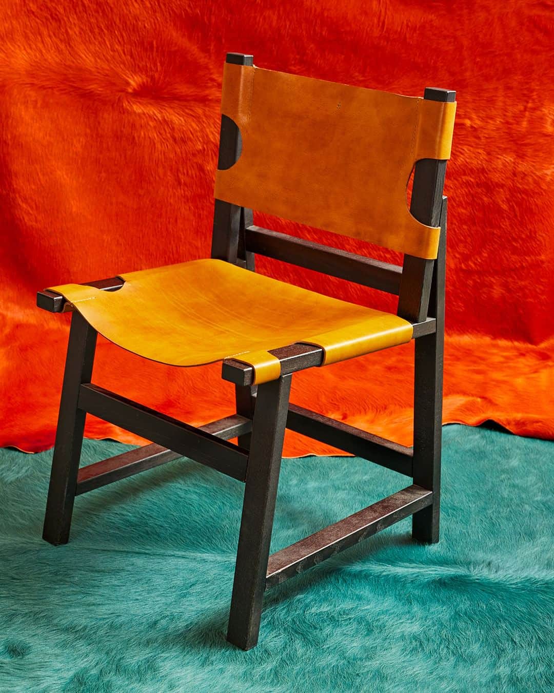 エンリーベグリンのインスタグラム：「A versatile piece that can be used throughout the home, this chair features a sinuous seat crafted from genuine leather, that contrasts against the fixed  lines of the wooden legs.  Find out more via link in bio  #HenryBeguelin #SS23 #linvingcollection」