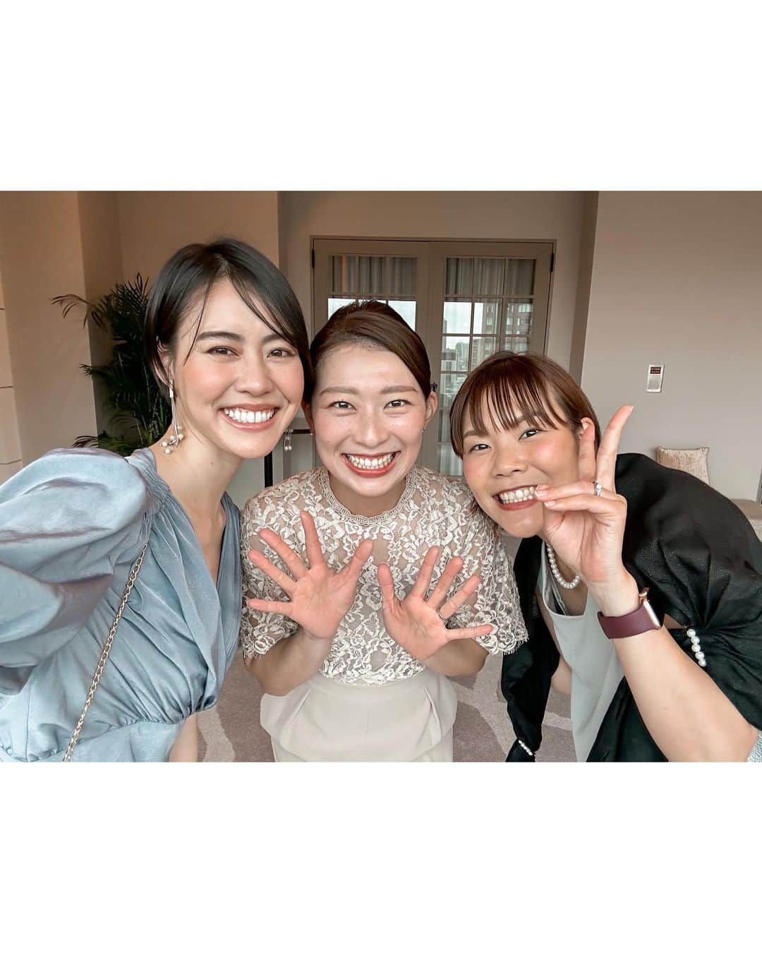 MARIEさんのインスタグラム写真 - (MARIEInstagram)「大好きな親友、杏の結婚式。 ⁡ ⁡ 杏の幸せそうな笑顔が沢山見れて、 私もすごく幸せな1日でした✨ ⁡ ⁡ キラキラドレスもふわふわポニーテールも 真っ赤な和装も全部似合っていて、いつも可愛いけど この日は特別に輝いていて綺麗だった🤍 ⁡ ⁡ お互いの結婚式でスピーチを読むことができて、 そんな親友が人生の中でできたことがとっても幸せ。 ⁡ ⁡ スピーチは夫に添削してもらい母親に聞いてもらい、 直前にカフェで友達にも練習に付き合ってもらったおかげで泣かずにちゃんと読めました🤣！ （雨で髪がぴょん吉してる🥲w） ⁡ ⁡ あんちゃん末長くお幸せにね🤍」3月27日 17時59分 - marie.328