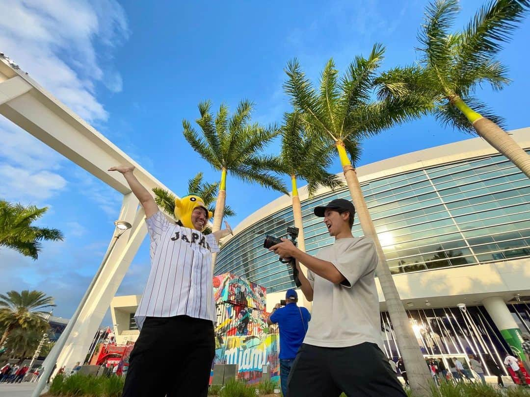 福田太郎さんのインスタグラム写真 - (福田太郎Instagram)「⚾︎WBC⚾︎ ただいま北海道！ また24時間かけて帰ってきました✈️ 歓喜の瞬間、ファイターズ戦士の躍動 日本のファンの皆さんの熱気！！！ このあと、たっぷりお届けします🙆‍♂️ #イチオシ‼︎ @htb_ichioshi よる6:15〜 ⠀ #WBC #WorldBaseballClassic #侍ジャパン #世界一 #ありがとう 次は #NPB #ファイターズ #MLB #loandepotpark 夜は青い窓が綺麗。 #応援団 の声もラッパも響き渡る」3月27日 17時59分 - htb_tarofukuda