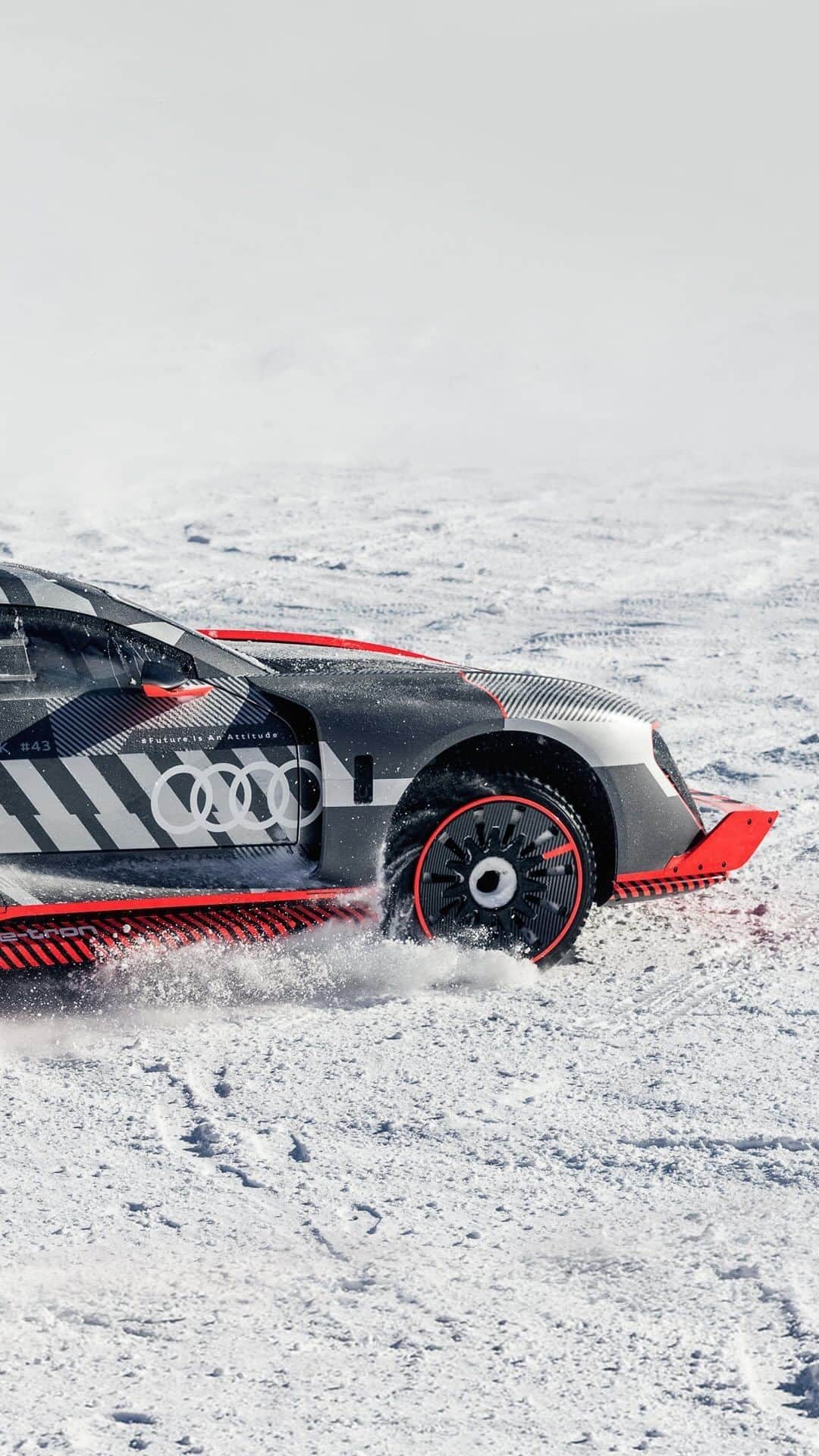 のインスタグラム：「世界的なラリードライバー ケン・ブロックから受け継がれたAudi S1 e-tron quattro Hoonitron。  今年1月に事故で亡くなったケン・ブロックと仲の良い間柄であったAudiファクトリードライバー マティアス・エクストローム(@mattiasekstromracing)が、ダカールラリーの砂丘からスイス ダボス山脈の雪山に場所を移し、電動quattro®︎テクノロジーを使いこなす。  #Audi #FutureIsAnAttitude #S1Hoonitron  *Audi S1 e-tron quattro Hoonitronはプロのドライバーによって専用のサーキットでのみ運転できる車両です。市販モデルではありません。」