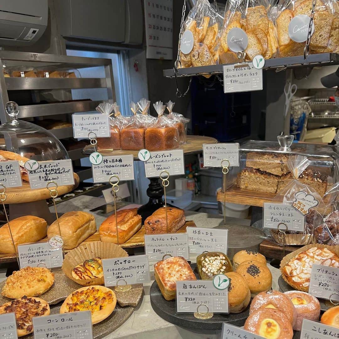 松井朝海さんのインスタグラム写真 - (松井朝海Instagram)「グルテンフリーのお姉ちゃんと行ったパン屋さん🥐と今日の私🐶  全部米粉で出来てるパンで、サンドイッチもあって、 すんんんごく迷った😖 ここ、だいすき。絶対また行く🫶🏼」3月27日 18時10分 - asami.matsui.am