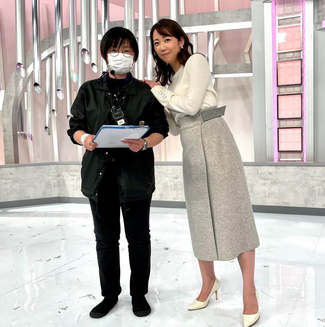 須黒清華のインスタグラム：「いつもフロアで番組を支えてくれている、うららさんと💕 番組中、困った時はうららさんを見つめて助けを求めています笑  今夜も日経ニュースプラス9、よろしくお願いします😊 8:54から、今日も小柳キャスターとお伝えします！  #日経ニュースプラス9 #フロアディレクター  衣装は #strawberryfields #rawfudge #anside  でした💁‍♀️」