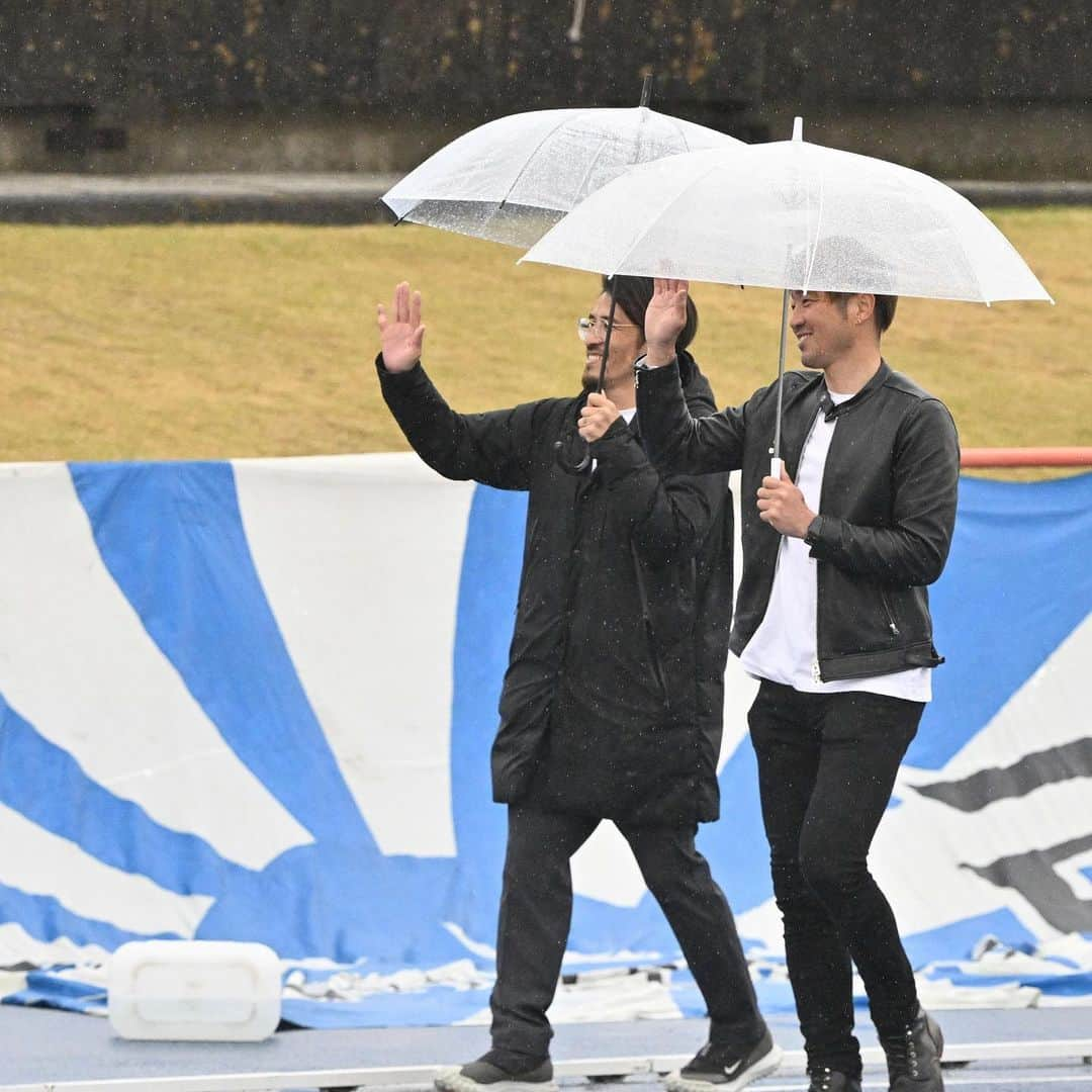 小椋祥平さんのインスタグラム写真 - (小椋祥平Instagram)「. 雨の中トークショーを聞きにきてくれたサポーターの皆さんありがとうございました！ . 今回のイベントを企画、開催してくれたホーリーホックの関係者の皆様もありがとうございました！ . 最初はイベント10分前でも誰もいなくて不安になりましたが、始まったらたくさんのサポーターが来てくれてよかったです笑 . 自分が在籍していた時からホーリーホックを応援してくれている方達にも会えて、みんな元気そうで安心しました！ . また水戸にも遊びに来るので、その時は宜しくお願いします！ . #小椋祥平  #高崎寛之  #水戸ホーリーホック  #hollyhock  #ヴァンフォーレ甲府  #vfk  #ホーリーくん  #ヴァンくん」3月27日 18時06分 - shohei_40