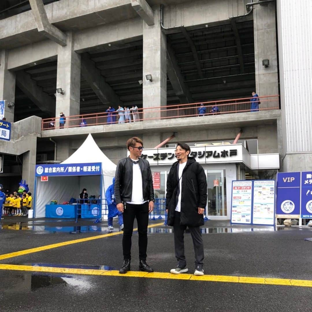 小椋祥平さんのインスタグラム写真 - (小椋祥平Instagram)「. 雨の中トークショーを聞きにきてくれたサポーターの皆さんありがとうございました！ . 今回のイベントを企画、開催してくれたホーリーホックの関係者の皆様もありがとうございました！ . 最初はイベント10分前でも誰もいなくて不安になりましたが、始まったらたくさんのサポーターが来てくれてよかったです笑 . 自分が在籍していた時からホーリーホックを応援してくれている方達にも会えて、みんな元気そうで安心しました！ . また水戸にも遊びに来るので、その時は宜しくお願いします！ . #小椋祥平  #高崎寛之  #水戸ホーリーホック  #hollyhock  #ヴァンフォーレ甲府  #vfk  #ホーリーくん  #ヴァンくん」3月27日 18時06分 - shohei_40