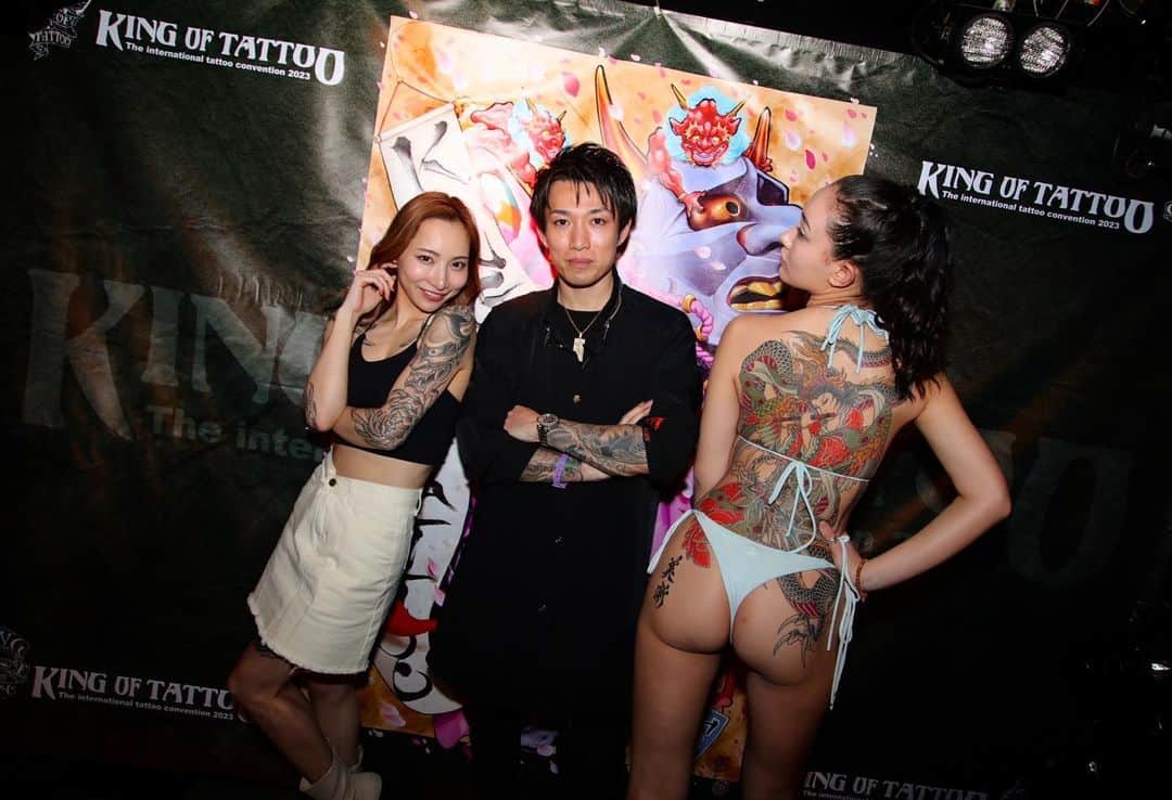 彫師美漸さんのインスタグラム写真 - (彫師美漸Instagram)「KING OF TATTOO 2023👑 @king_of_tattoo_japan ついに長年の夢だったこの舞台まで辿り着く事ができました ・ 主催のkatsutaさん、関係者の皆様、そして会場に来てくれたたくさんの仲間、本当にありがとうございました ・ @junna_1013 @omochiy_5515 @taku_denka18 ご協力ありがとう😊 ・ #KINGOFTATTOO # キングオブタトゥー #タトゥーコンベンション #tattooconvention #刺青 #彫師 #美漸 #彫師美漸 #表参道 #原宿 #原宿タトゥー #タトゥー #東京タトゥー #Bizenarttattoostudio #tokyo #tattoo #art #fashion #bizenart #bizen #문신　#Bizentattoo  #tattooer #tattooist #tattooartist #tattooart #tattoostudio #japanesetattoo」3月27日 18時06分 - bizentattoo