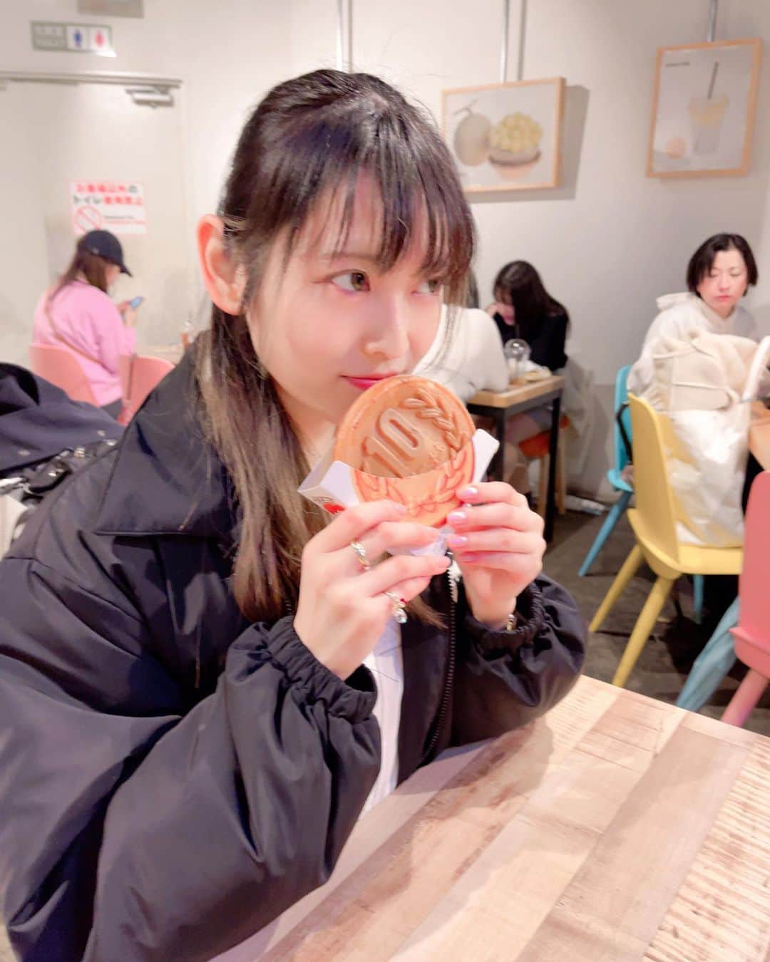 戸奈あゆみのインスタグラム：「#10円パン 再び。 #japanesegirl #japanese #girl #photography #portrait  #selfie  #被写体 #自撮り #自撮り女子  #自撮り界隈 #model #写真 #フリーモデル #ポートレート女子 #モデル #撮影モデル #大学院 #大学院生  #原宿  #snowyvillage」
