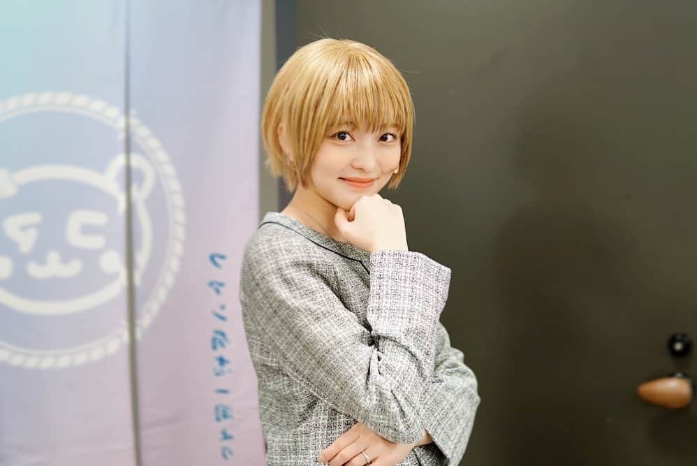 斉藤瑞季のインスタグラム：「舞台『鋼の錬金術師』で演じた グレイシア・ヒューズと サテラ・レコルトという お母さん。  まだ母でもない私が 2ヶ月という時間で考え、創り出すにはあまりにも短くて苦悩が多かった。 でもね、 出産シーンからなにから 演じてみて今言えること  世界中のお母さん ありがとう！！！！💐 母は本当に凄い！！  原作の荒川弘先生は 妊娠中・出産後ともに一度も休載をしなかったという。 そんな先生が描いた女性は そりゃあみんなカッコ良いよ。  カッコ良い女性の一員になれて嬉しかった。  自分もいつかそんな女性に、、😌  斉藤瑞季、母役も演じられるようになりました！！！！」