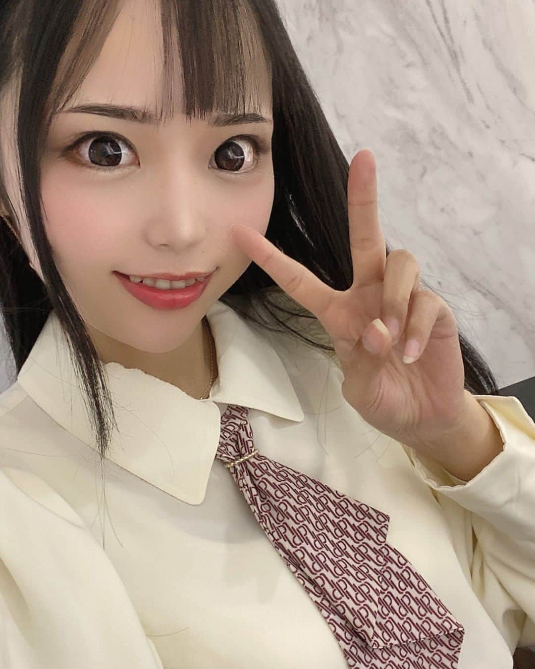 のインスタグラム：「初！眉のアートメイク💓 やって良かった〜🥰メイクが楽🫶🏻  #ライブ配信#ライバー#八重歯#宅建士#宅建#宅地建物取引士#不動産営業#イギリス留学#バセドウ病#吃音症#過敏性腸症候群#🧢なつみ👻🍊#ファッション誌モデル#着物モデル#眉アートメイク#한국어공부#gravesdisease#stuttering」