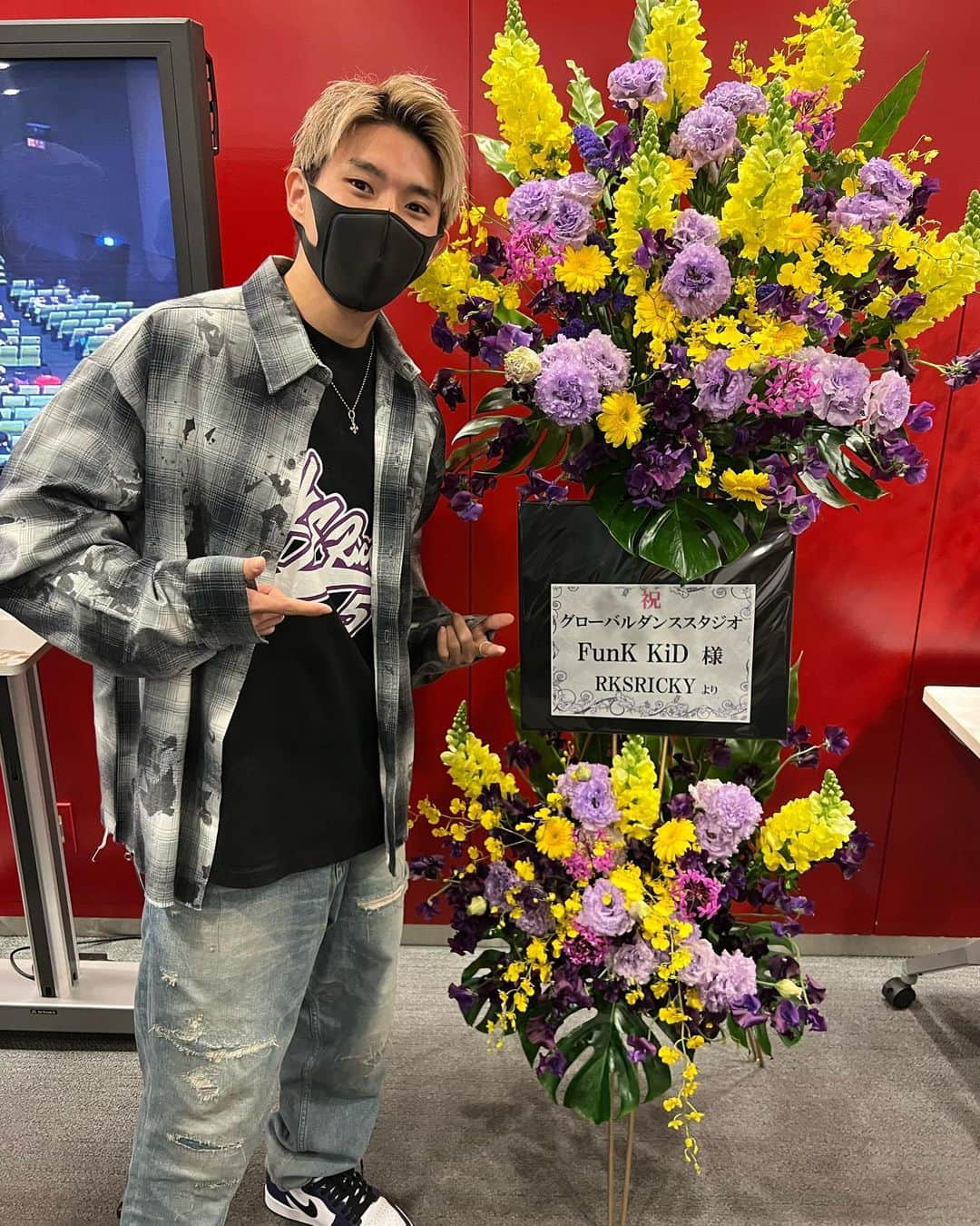平野莉玖のインスタグラム：「皆さんこんにちは😆  お久しぶりの投稿👍  昨日はファンクキッド30周年コンサートでした‼️  ファンクキッドの皆さん本当にお疲れさまでした😊 普段練習している姿とは違ってみんなとても輝いてました😆  実は僕もインストラクターさん達とちゃっかり踊りました😆  最高なステージになりました😊  これからもみんな頑張っていつか一緒に踊りましょう😁  #RKS #RKSRICKY #リクスリッキー #RIKU #平野莉玖 #ファンクキッド #30周年 #コンサート」