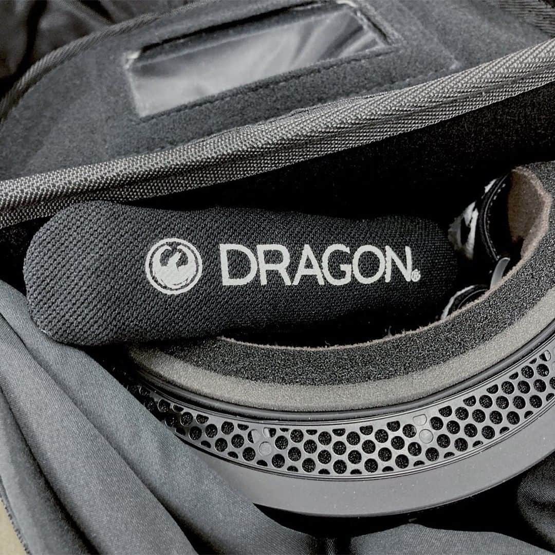 dragonalliancejapan （公式）さんのインスタグラム写真 - (dragonalliancejapan （公式）Instagram)「▶︎ GOGGLE HARD CASE ＋ DRY PAD DRAGONオリジナルプレミアムゴーグルハードケース。耐摩耗性の高い840D PUナイロン素材に同色ブラックシリコンロゴを採用。スペアレンズの収納が可能な肉厚ソフトスリーブ、ゴーグル収納と乾燥・清潔を容易にする開放型バックパネルなど、使い勝手の良さを求めて細部にこだわりました。付属のキープドライパッドを入れれば、長期保管にも最適です。  >ブラックシリコンロゴ >裏蓋ミラー付き >マグネットフラップ >SIZES 22cm × 13cm × 13cm PXVモデル収納可 >¥6,600(税込)  ※写真のゴーグルクロスは付属しません  #lumalensの視界 #ドラゴンゴーグル #ゴーグル」3月27日 18時17分 - dragon_japan