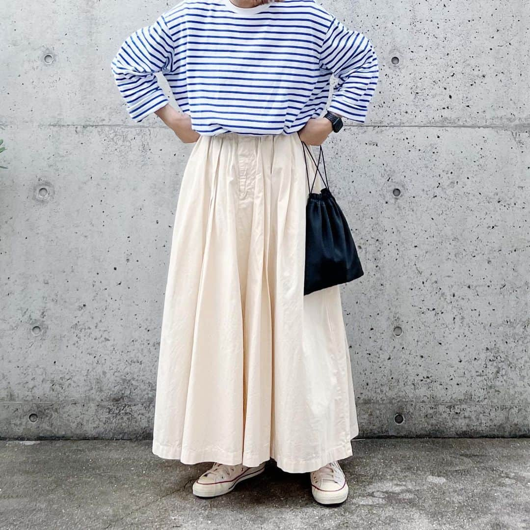 ryokoさんのインスタグラム写真 - (ryokoInstagram)「▪︎  白と青⛴  .  tee #harvesty skirt #harvesty shoes #converse bag #era_goods」3月27日 21時00分 - ryo___ka