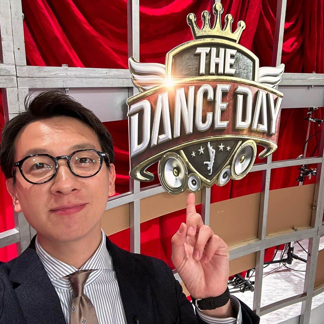 平松修造のインスタグラム：「【THE DANCE DAY】 今日からZIP!の6:40頃に THE DANCE DAY決勝大会出場をかけた 多くのダンサーたちのパフォーマンスを お届けしております🕺  ちなみに私は1ミリも放送には映っていませんが笑、 今放送で流れているその審査の進行を担当しました🔥  ダンス素人の私にとっては ダンスでこんなにたくさんの感情を抱けることに 終始驚いておりました。。。  審査員の方々もブチ上がっておりました。 5月の決勝大会が楽しみになるコーナーです、 ここから1ヶ月以上、毎日お届けするので ぜひご覧ください☺️☺️  #ZIP  #THEDANCEDAY」