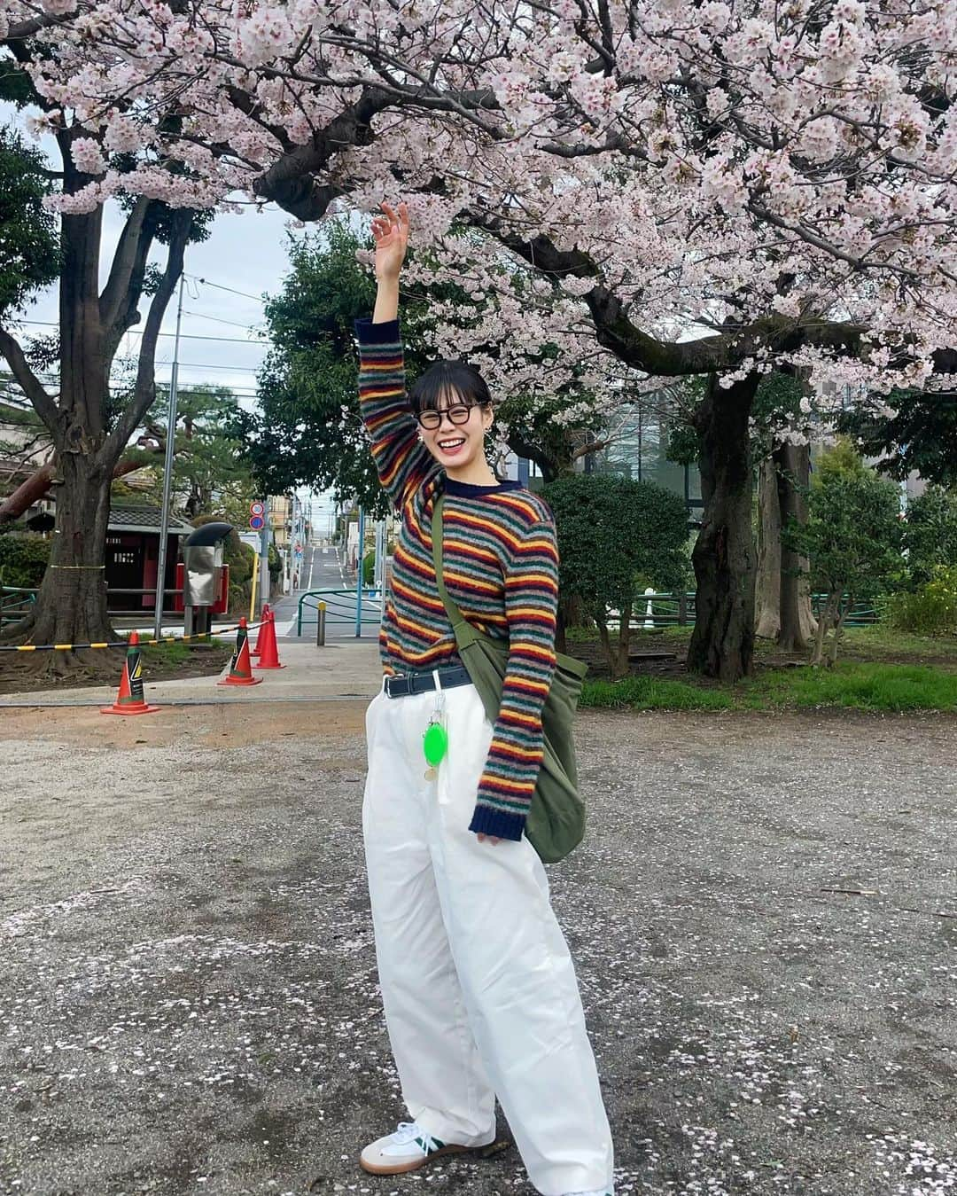 田中シェンさんのインスタグラム写真 - (田中シェンInstagram)「今年、 まだちゃんとお花見してない🌸  Tops @norseprojects  Pants @stevenalan  shoes @adidas  Bag @sandinista_insta  Glasses @guepard_jp  Pierce @cartier   今気づきました、 ニットにめちゃくちゃ猫の 毛ついてる🐈(幸せ)  西荻窪方面へ〜🚌  @nido_zenpuk  #善福寺公園 の真向かいにあるカフェ☕️ どこの駅からも少々歩くようです。 田中は吉祥寺からバスで行きました！ 開けてて、とても良い空間🏡 プリンは固め派なので私にはハマりました！ 場所としては、とにかく映えます。はい。  田中の #ラー活🍜  今更ですが、ラーメン好きです！ @menson.rage #麺尊rage にお邪魔しました。 センスが良くてラーメン屋さんとはわからないです。 お昼は一瞬で行列でした。 マー油豚骨醤油ラーメンという一見、コテコテの ラーメンなのですが、細麺と絡むとあら不思議。 後味さっぱりです！しかし飲むとなると 田中はもう少し薄い方が好きみたい(個人の意見です) 美味しさは、大満足です‼️  3月も今週で終わりですね！ 4月の後半に向けてYouTubeを せっせと用意しております。 そちらも時間あったら見てね💗  #nishiogikubo is a local station 🚉 in  #chuousen. I think this neighborhood is good to settle if ur thinking Of living in Tokyo. They have good park to walk by, nice dog cafe to bring ur buddy every morning! Oh and they have saunas near station!👏🏻  #西荻窪カフェ巡り #西荻窪ランチ #西荻窪ごはん  #西荻窪ラーメン #西荻窪さんぽ #西荻窪駅 #荻窪カフェ  #荻窪ラーメン #荻窪テイクアウト #nidocafe #カフェさんぽ #中央線ランチ #中央線さんぽ #ドッグカフェ東京  #桜スポット巡り #お花見コーデ #お花見ピクニック  #お花見さんぽ🌸 #春服メンズ #春服コーディネート  #streetchick #streetluxury #ストリート系女子ファッション #カジュアルコーテ #ボーダートップスコーデ」3月27日 19時50分 - shen_tanaka