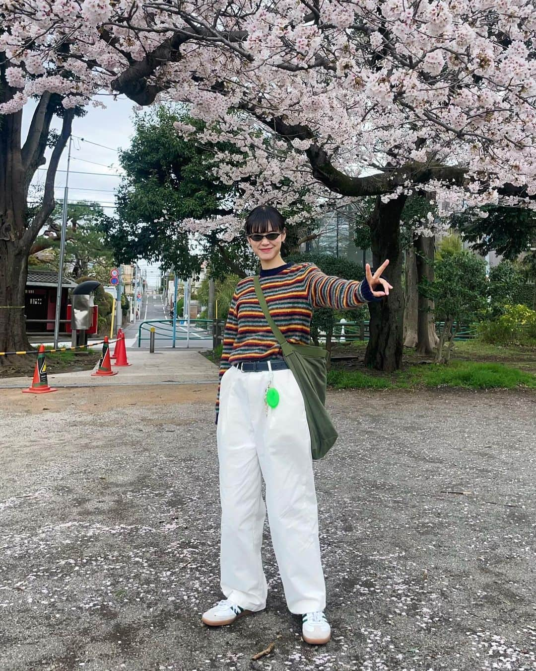 田中シェンさんのインスタグラム写真 - (田中シェンInstagram)「今年、 まだちゃんとお花見してない🌸  Tops @norseprojects  Pants @stevenalan  shoes @adidas  Bag @sandinista_insta  Glasses @guepard_jp  Pierce @cartier   今気づきました、 ニットにめちゃくちゃ猫の 毛ついてる🐈(幸せ)  西荻窪方面へ〜🚌  @nido_zenpuk  #善福寺公園 の真向かいにあるカフェ☕️ どこの駅からも少々歩くようです。 田中は吉祥寺からバスで行きました！ 開けてて、とても良い空間🏡 プリンは固め派なので私にはハマりました！ 場所としては、とにかく映えます。はい。  田中の #ラー活🍜  今更ですが、ラーメン好きです！ @menson.rage #麺尊rage にお邪魔しました。 センスが良くてラーメン屋さんとはわからないです。 お昼は一瞬で行列でした。 マー油豚骨醤油ラーメンという一見、コテコテの ラーメンなのですが、細麺と絡むとあら不思議。 後味さっぱりです！しかし飲むとなると 田中はもう少し薄い方が好きみたい(個人の意見です) 美味しさは、大満足です‼️  3月も今週で終わりですね！ 4月の後半に向けてYouTubeを せっせと用意しております。 そちらも時間あったら見てね💗  #nishiogikubo is a local station 🚉 in  #chuousen. I think this neighborhood is good to settle if ur thinking Of living in Tokyo. They have good park to walk by, nice dog cafe to bring ur buddy every morning! Oh and they have saunas near station!👏🏻  #西荻窪カフェ巡り #西荻窪ランチ #西荻窪ごはん  #西荻窪ラーメン #西荻窪さんぽ #西荻窪駅 #荻窪カフェ  #荻窪ラーメン #荻窪テイクアウト #nidocafe #カフェさんぽ #中央線ランチ #中央線さんぽ #ドッグカフェ東京  #桜スポット巡り #お花見コーデ #お花見ピクニック  #お花見さんぽ🌸 #春服メンズ #春服コーディネート  #streetchick #streetluxury #ストリート系女子ファッション #カジュアルコーテ #ボーダートップスコーデ」3月27日 19時50分 - shen_tanaka