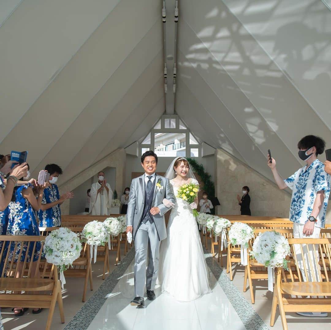 H.I.S. ウェディング（エイチ・アイ・エス）さんのインスタグラム写真 - (H.I.S. ウェディング（エイチ・アイ・エス）Instagram)「実際のお客様のお写真と体験談をアップしてます♥  式場の雰囲気や演出、挙式後のご感想など参考にしてくださいね🕊️💗  ┈┈┈┈┈┈┈┈┈┈┈┈┈┈┈┈┈┈┈┈┈┈┈ 本日の花嫁はこちら✍️  【式場】#沖縄　#アートグレイスオーシャンフロントガーデンチャペル沖縄  ┈┈┈┈┈┈┈┈┈┈┈┈┈┈┈┈┈┈┈┈┈┈┈ セレモニーのあとは、チャペル内での撮影📸 ゲストへの感謝のレイ贈答など皆様とても楽しそうな感動の時間です✨💐  ┈┈┈┈┈┈┈┈┈┈┈┈┈┈┈┈┈┈┈┈┈┈┈  @his_wedding 人気のリゾート沖縄、ハワイの結婚式相談受付中です✨  🉐春旅スーパーセール開催中🎊😆  プロフィールトップからHPを見てね🌼 ▶︎ @his_wedding   ‥‥‥‥‥‥‥‥‥‥‥‥‥‥‥‥‥‥‥‥‥‥ #沖縄ウェディング  #リゾート婚 #リゾート挙式 #リゾートウェディング #結婚式準備 #プレプレ花嫁 #沖縄花嫁 #沖縄結婚式 #his花嫁 #沖縄挙式準備 #沖縄ウェディングレポ　#花嫁　#プレ花嫁　#結婚式レポ　#式場探し　#式場迷子　#結婚式当日レポ　#コロナ婚　#結婚式　#2023秋婚　#2023冬婚 #沖縄旅行 #his卒花 #ガーデンウェディング　#ガーデンパーティー」3月27日 18時22分 - his_wedding
