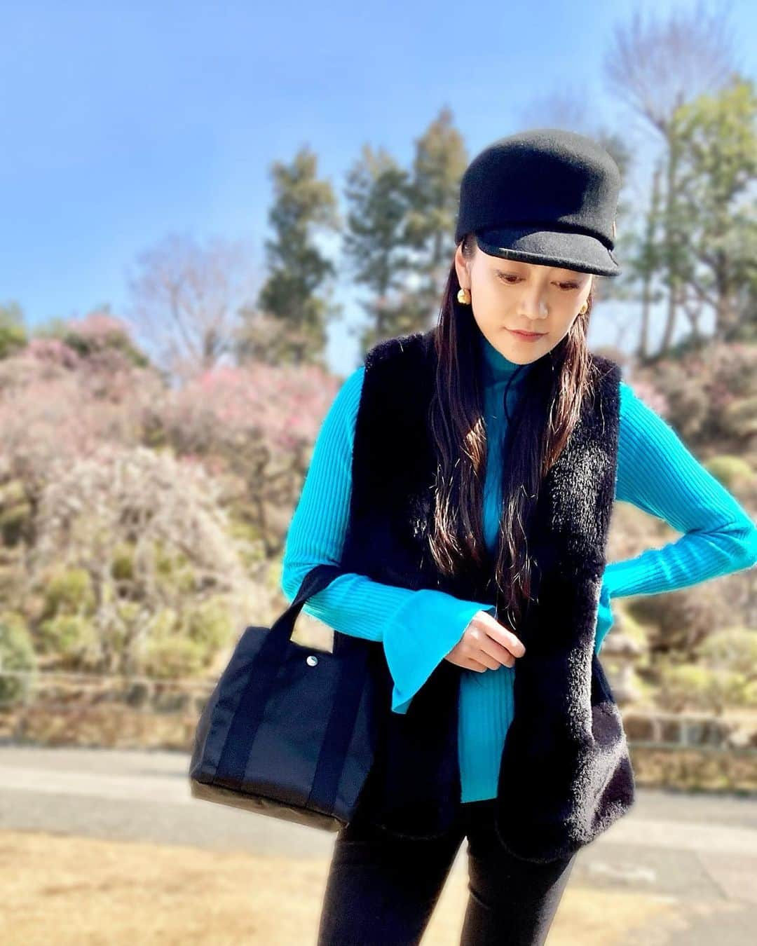 SAORIのインスタグラム：「👜 マザーズバッグのセカンドで使ってる @stmeister_official のトートバッグ♡ 中に仕切りを入れるとスクエア型、 仕切りを取ると台形型になって すごく大容量なの🫶😍‼︎ なんだかんだ子供の上着だったり靴だったり 荷物が多くなりやすいけど、 このバッグをセカンドでベビーカーに常にかけてて ポイポイっていっぱい入れても型崩れしないし ほんとオススメ🤭🙌  bag: @stmeister_official 公式サイトで使える 10%OFFクーポン▶︎▶︎▶︎ 【INST2022】  #enokio #トートバッグ #ミニトートバッグ #楽天市場でも販売中  #バッグコーデ #仕切りトート #仕切りバッグ #マザーズバッグ #多機能バッグ #大容量バッグ #PR」