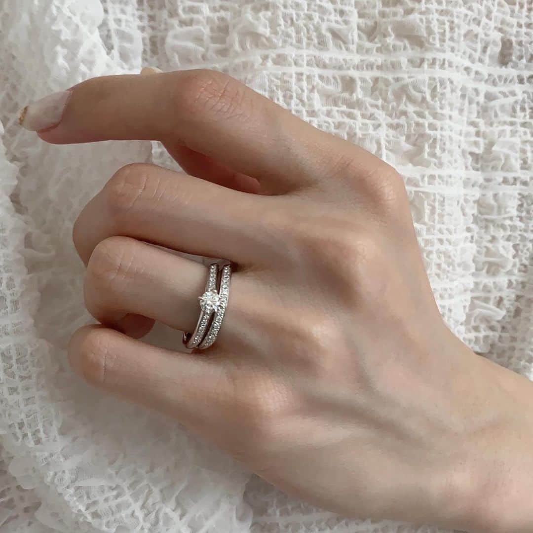 のインスタグラム：「． 流れるようなメレダイヤのラインに見惚れて💘 ． くじら座の心臓部分に位置する変光星。  変光星とは、周期的に明るさを変える星のことです。 星言葉である「安定感のあるおだやかさ」を感じさせる ゆるやかなラインが魅力です✨ ． ． コンセプト💐 -くじら座の変光星- 神秘の力にいざなわれ、 出会い結ばれたふたりの運命。 ． ． ブランド💫 Trinity -トリニティ- . リング💍 Mira -ミラ- . プライス🕊 （ER)Pt950 ¥143,000～ （MR)Pt950 ¥151,800～ ※価格は税込表記、ERは枠代のみ。 . ． 来店特典でAmazonギフトカード3,000円分を プレゼントしています✨ ※一部店舗はケンズカフェ東京のガトーショコラ引換券プレゼント ▼来店予約はこちらから @bijoupiko_official ． ． 期間限定！ビジュピコオリジナルの ペカンナッツショコラ 塩キャラメル味も 店頭にてプレゼント中💝 ※無くなり次第終了です ※一部店舗のみの開催です ． ． この投稿いいねと思ったら❤️をタップ、 後から見返したいときは保存🔖、 誰かに教えたいときにはシェアしてください🫶 . . #ビジュピコ #bijoupiko #ビジュピコ_trinity」