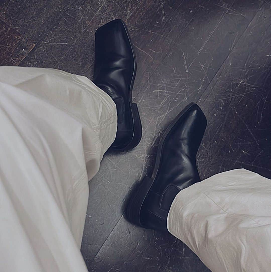 町井祥真のインスタグラム：「・ ・ ・ @marsell.official 👢  最近のお気に入りブーツ。  スクエアトゥが◎  #marsell#cos#fashion#boots#chelseaboots」