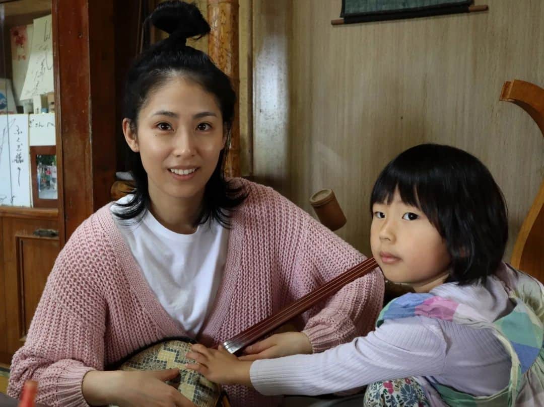 本仮屋リイナのインスタグラム：「昨日から沖縄にきてます☺☺⁡ ⁡ 今日のランチは、⁡ ⁡約80年前、戦前からある⁡古民家の沖縄そば屋さん「ふくぎ」へ🍜⁡⁡⁡ ⁡ ⁡⁡海風が吹き抜ける心地よい店内からは、台風から家屋を守るふくぎの緑が見えて、ゆったりした気分に🌿 ⁡⁡ ソーキそば、三枚肉そばはそれぞれ⁡⁡限定15食、じゅうしぃが7食の限定。 ⁡ ⁡私たちが最後の1組で、ギリギリ三枚肉そばとじゅうしぃを注文🙏⁡ ⁡ カツオの風味とソーキの旨みたっぷりのお出汁で、さっぱりと美味しくいただきました😋‪🤍  #春休みはじまリイナ ⁡ ⁡#娘がお団子頭なでなでしてくれるのなんでだろう」