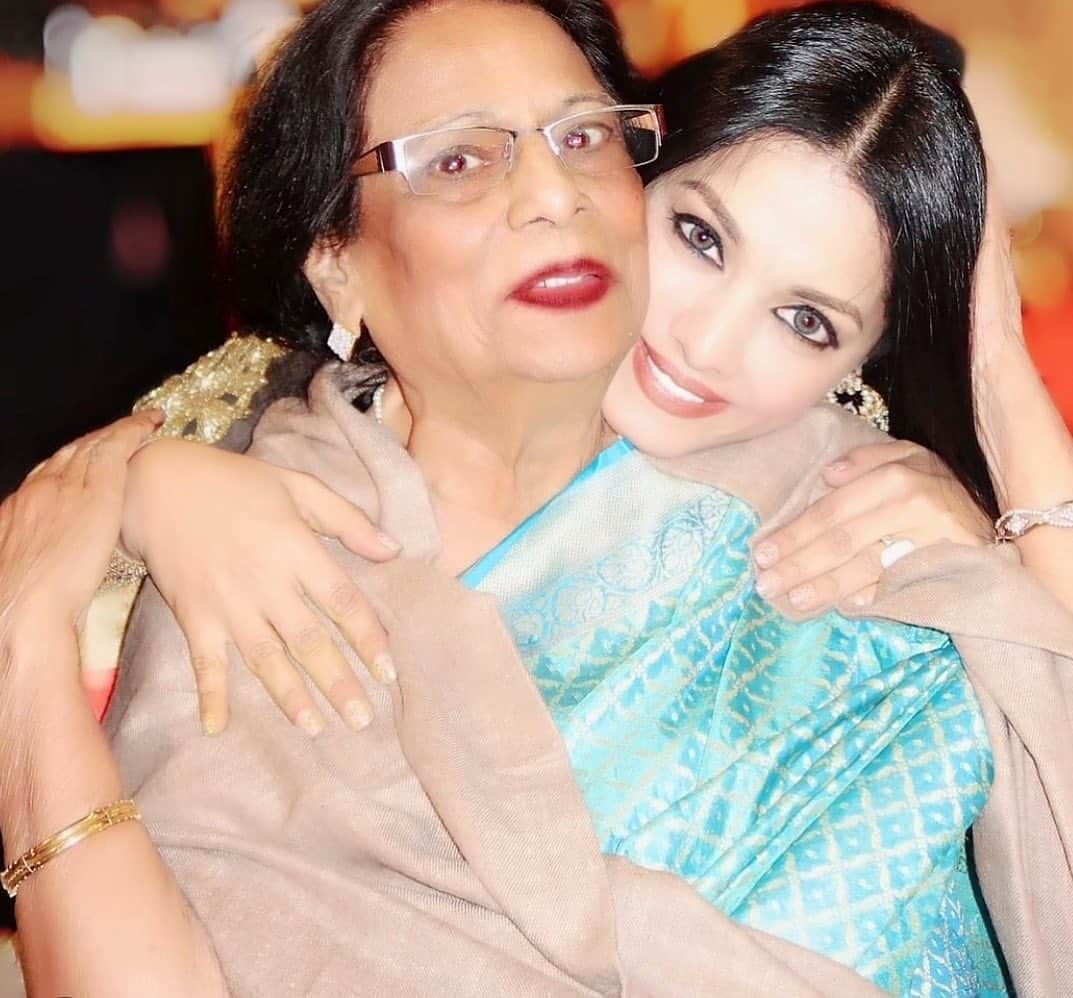 セリーナ・ジェイトリーのインスタグラム：「Happy birthday to my amazing Nani (maternal grandmother). When you have a Nani who remembers all your accomplishments and forgets your mistakes, always serves kisses, counsel and biryani daily, has ears that truly listen, arms that always hold love that's never ending and she herself is made of kryptonite just for the massive power she exudes from within. (Superman would probably move heaven and earth just to be her devoted follower.) I do not know what life would be without you, your love and laughter… My times in #lucknow with my wonderful grandparents always have been the highlights of my life, even seeing Lucknow on the map fills me with my grandma’s love and warmth. Happy Birthday Nani can’t wait to see you soon ….♥️🥰😘  #birthdaygirl #grandmotherslove #mygrandma #nani #celinajaitly #bollywood #relationships」