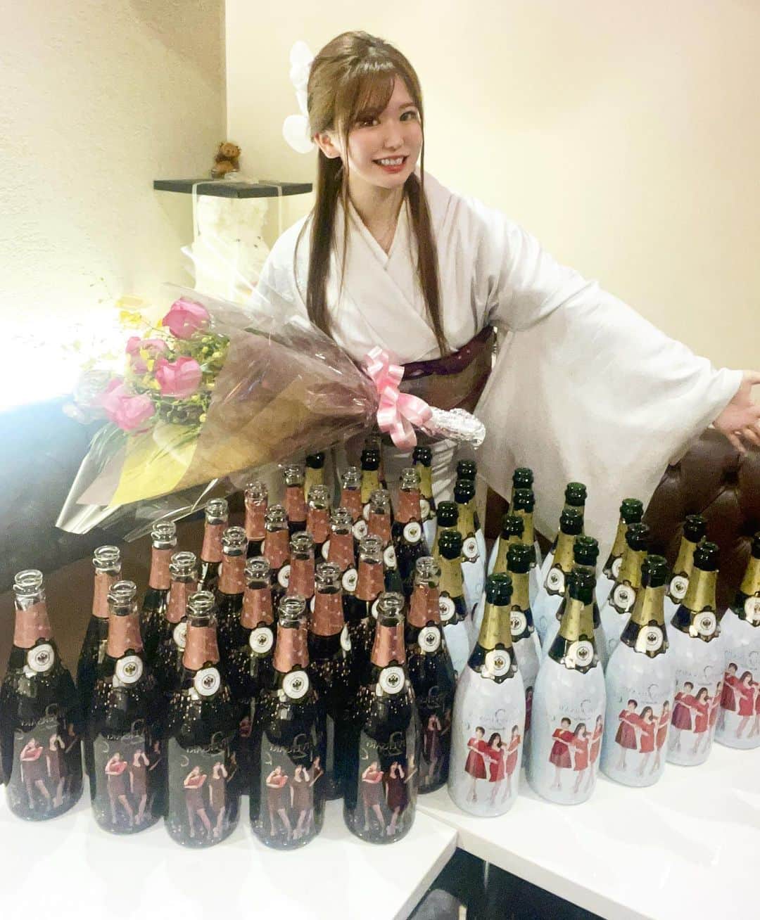 愛咲えれなのインスタグラム：「. . 皆さんに愛されてると とても実感した3日間でした😖❤️ 足を運んでくれた皆様 お花だしてくれた方々や、 応援してくれた方も みなさんありがとうございました❤️  本日月曜日臨時店休日で ございます！ 明日火曜日からまた 元気に営業しておりますので よろしくお願いします🥰✨ . #愛咲えれな #きゃばきゃば #lounge愛咲　#キャバ嬢 #iris #キャバクラ #クラブ #ミナミ #北新地 #宗右衛門町 #ポケパラ #指名 #えれな #シャネル #バースデーイベント #シャンパン #アルマンド #踊れるキャバ嬢 #踊れるキャバ嬢といえばえれな #イリス #ホステス #いいね返し #キャバ #ソウメイジャパン #ベルロゼ　#クラブイリス #黒髪ロング」