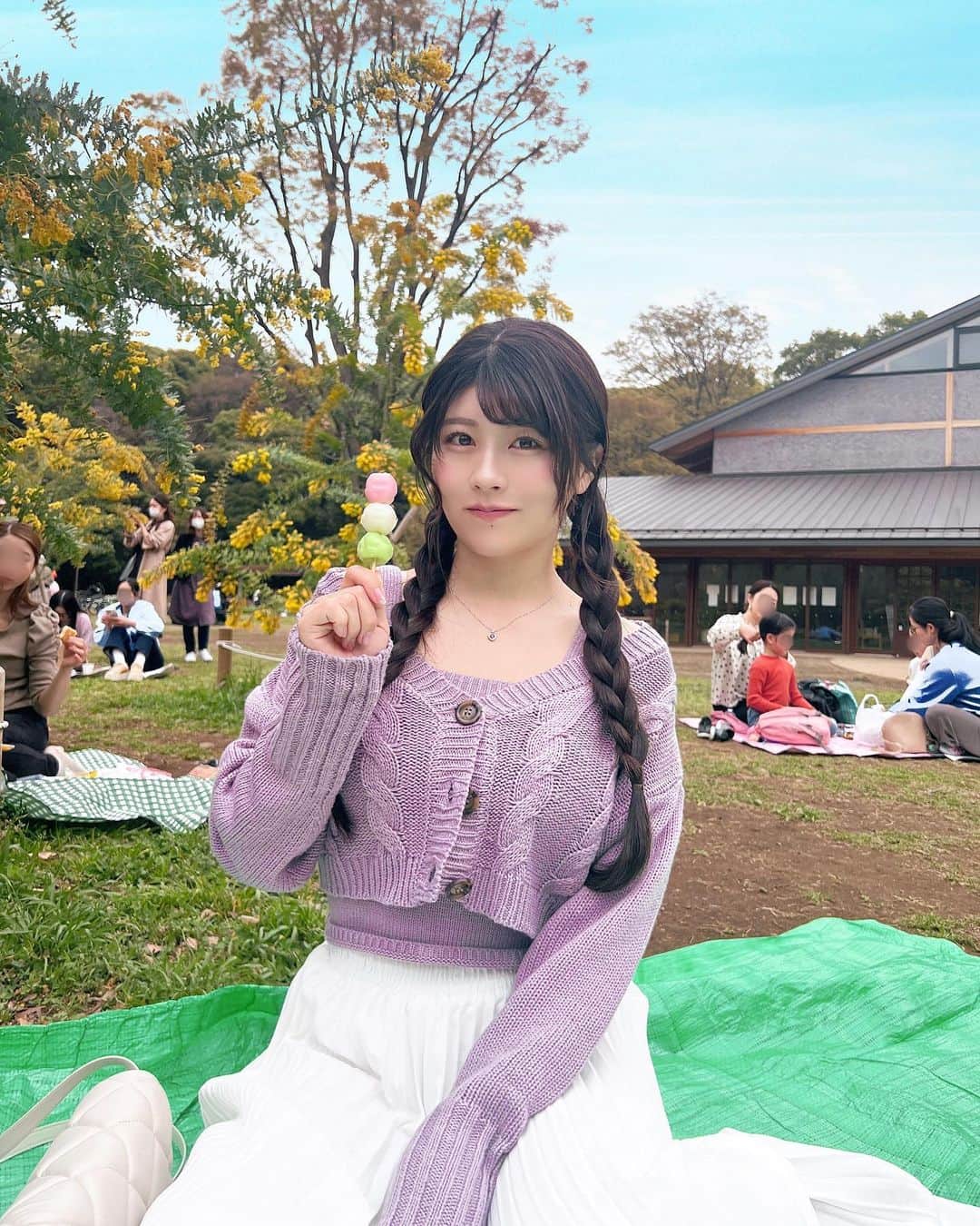 ちとせよしののインスタグラム：「in代々木公園◡̈ お花見の予定だったけど人が多すぎて、まあ食べれればいいよね！てこの場所になりました(￣▽￣) まさに花より団子🍡笑 お花見改めピクニック、楽しかったです🤣👍🏻  #代々木公園 #お花見 #おしゃピク #grl購入品 #春コーデ #ニットコーデ  #三つ編み」