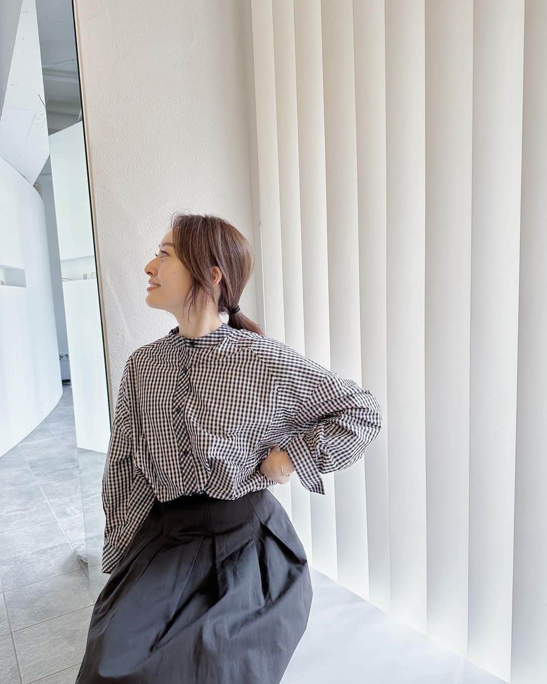 小祝麻里亜のインスタグラム：「先日友人にも聞かれておすすめしたサロンのお話❤︎  姿勢悪くて、バストの肉が背中に流れていたのでバストケアしてもらいました😊バストケアというとバストのサイズのアップというイメージが先行していたんですが、先生とお話をさせてもらったら姿勢にも直結していて、背中にもお肉がつきやすくなるんだとか。  これから春夏に向けて薄着になることも多いので、前からも後ろからも綺麗に見えるように施術してもらいました❤︎  EMSとエアバリで表面の筋肉(筋肉痛がおこる箇所)じゃないさらに下の層の心筋に働きかけてもらう施術をしてもらいもらった結果、カップ付きキャミでみてもバストの位置もあがったし、背中のお肉がへって、デコルテと胸の間にハリが出ました✨  自分でも気にして姿勢も含め、正していきたいと思います☺️💕  今回フェムケアも専門でやられている先生にお願いしてもらいました🙏  @core_core_hiroo @hiasa.toko ． .＿＿＿＿＿＿＿ #美容 ##corecore #コアコア #コアコア広尾 #バストケア #ems #エアバリ #背中痩せ」