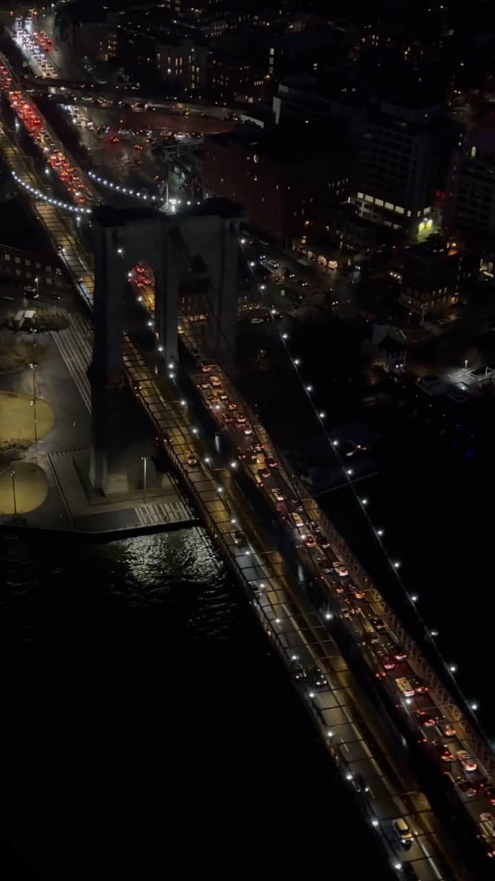 nyonairのインスタグラム：「NYC night life ✨  #reels #reelsinstagram #nyc #newyorkcity」