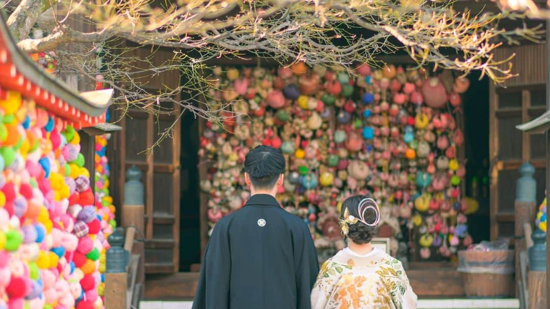 ホテルモントレ京都 ブライダルサロンさんのインスタグラム写真 - (ホテルモントレ京都 ブライダルサロンInstagram)「洋も和もホテルモントレ京都で♪  #hotelmontereykyoto #ホテルモントレ京都 #モントレ京都 #モントレ京都花嫁 #モントレ花嫁 #モントレ #関西花嫁 #京都花嫁 #wedding #結婚式 #京都結婚式 #烏丸 #四条烏丸 #ホテルウェディング #プレ花嫁 #コロナ禍結婚式 #ウエディングドレス #洋装前撮り  #和装前撮り  #weddingdress #大聖堂 #大聖堂挙式 #大聖堂ウエディング #大聖堂ステンドグラス #ステンドグラス #シャンデリア」3月27日 18時45分 - hotelmonterey_kyoto_wedding