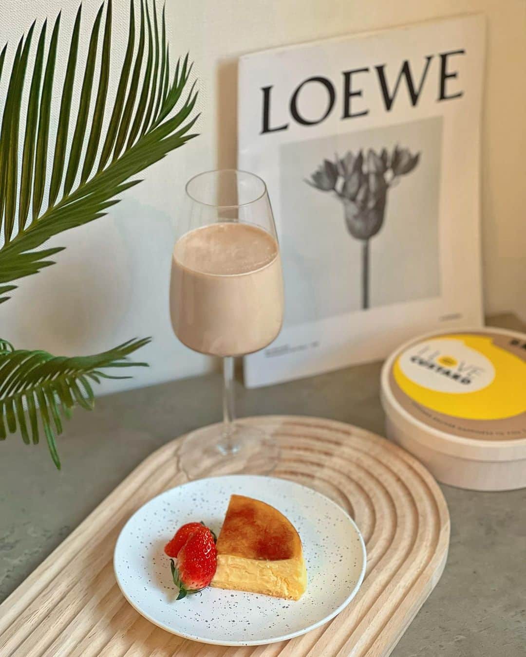 和希詩織のインスタグラム：「🧀🍰✨ティータイム ちなみにお皿は再生プラスチックのお皿なの😌🌿 オシャレかつエシカル🫶 チーズケーキ美味しいしとろける✨ 目からの可愛さも🙆‍♀️ . . . そーいえば最近は便利になったSNS社会で簡単に情報やメッセージなどやりとりできて便利な世の中になっているんだけど🤔 . . . 誤った情報が拡散されたり 個人情報が広まってしまい 消費者トラブルも増えているから デジタルタトゥーを意識して 考えて発信したり消費者は意識して使わなきゃだし 鵜呑みにしすぎるのも良くないよね✍️ . . . 適切に活用するための情報モラル等を身に付けていきたいね📱✨ . . . @caa_ethical  #PR #エシカちゃん #消費者月間 #消費者庁 #デジタル社会 #エシカル消費 #サステナブルファッション #エコな暮らし #リサイクル #サステナブル #再生プラスチック#おうちカフェ#チーズケーキ」
