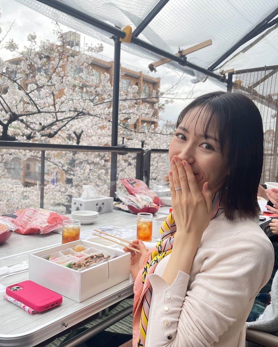 伊藤由佳さんのインスタグラム写真 - (伊藤由佳Instagram)「お花見に招待していただきました🌸 ⁡ 気候も良く、桜を目の前に美味しいお食事を頂けて最高でした◎ ⁡ 良き1日に感謝☺️🙏✨ ⁡ ⁡ #桜 #花より団子 #pink #成浜由佳」3月27日 18時42分 - yuka4674
