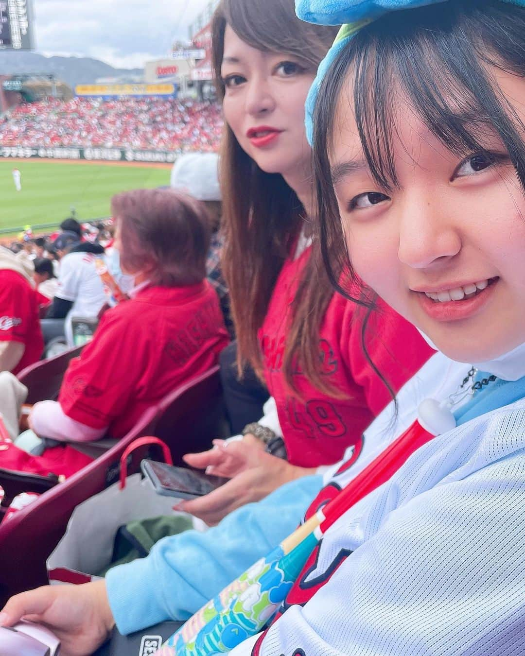 佐々木舞夕さんのインスタグラム写真 - (佐々木舞夕Instagram)「___🎏  オープン戦ラストを母と妹と観戦⚾️ ユニホームをついに購入〜🙌🏻 意外と赤似合うかもと思いましたお気に入り❤️‍🔥❤️‍🔥  妹は安定のスラィリー激推しで 私服も水色、前回買ったヘアバンドと、今回ユニホームはスラィリーのを買ってました🙌🏻  オペラグラス持ってきて一生スラィリー見てたの可愛すぎた〜🧚🏼‍♀️  #広島東洋カープ  #広島カープ #carp #野球観戦 #カープ女子 #オープン戦」3月27日 18時52分 - truffe_m_123