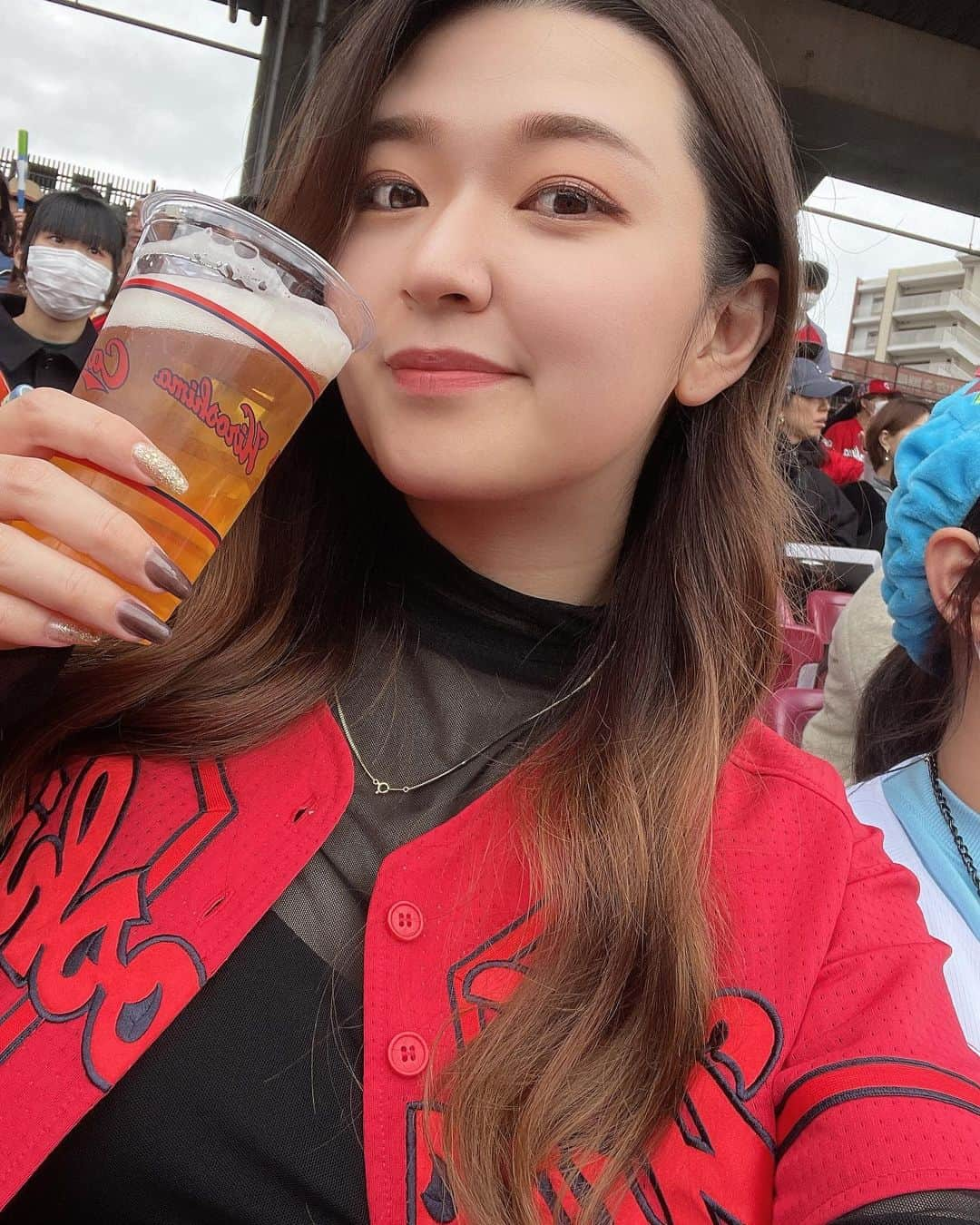 佐々木舞夕のインスタグラム：「___🎏  オープン戦ラストを母と妹と観戦⚾️ ユニホームをついに購入〜🙌🏻 意外と赤似合うかもと思いましたお気に入り❤️‍🔥❤️‍🔥  妹は安定のスラィリー激推しで 私服も水色、前回買ったヘアバンドと、今回ユニホームはスラィリーのを買ってました🙌🏻  オペラグラス持ってきて一生スラィリー見てたの可愛すぎた〜🧚🏼‍♀️  #広島東洋カープ  #広島カープ #carp #野球観戦 #カープ女子 #オープン戦」