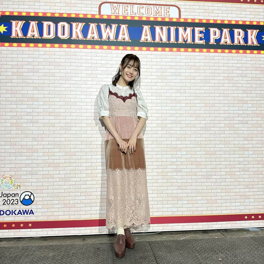 伊藤美来さんのインスタグラム写真 - (伊藤美来Instagram)「スタイリストのナミキアキです🙋‍♀️  3月25日のアニメジャパンでカドカワさんのブースに登壇したみっくの衣装のご紹介です✨  1枚目…「スパイ教室」  2枚目…「久保さんは僕を許さない」  スパイ教室は世界観を意識したモノトーンスタイル、  久保さんは明菜さんの髪色を衣装したカラーでスタイリングしました。  ありがとうございました！✨  #animejapan #スパイ教室 #久保さんは僕を許さない #みっく衣装   By @akinamiki_stylist」3月27日 18時56分 - itomiku_official