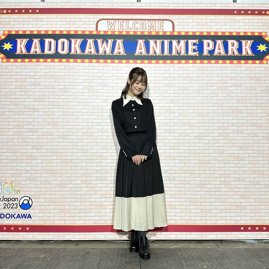 伊藤美来のインスタグラム：「スタイリストのナミキアキです🙋‍♀️  3月25日のアニメジャパンでカドカワさんのブースに登壇したみっくの衣装のご紹介です✨  1枚目…「スパイ教室」  2枚目…「久保さんは僕を許さない」  スパイ教室は世界観を意識したモノトーンスタイル、  久保さんは明菜さんの髪色を衣装したカラーでスタイリングしました。  ありがとうございました！✨  #animejapan #スパイ教室 #久保さんは僕を許さない #みっく衣装   By @akinamiki_stylist」