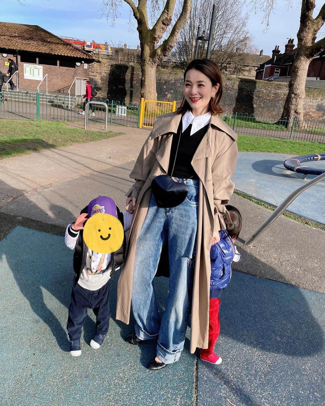 秋元玲奈のインスタグラム：「Exploring around the park with my cuties❤️👶👶  別の方向に行きたがったり、突然座り込んだり、1歳双子の散歩はなかなかの体力勝負。  #london #londonlife #mumoftwins  #twins #15monthsold」