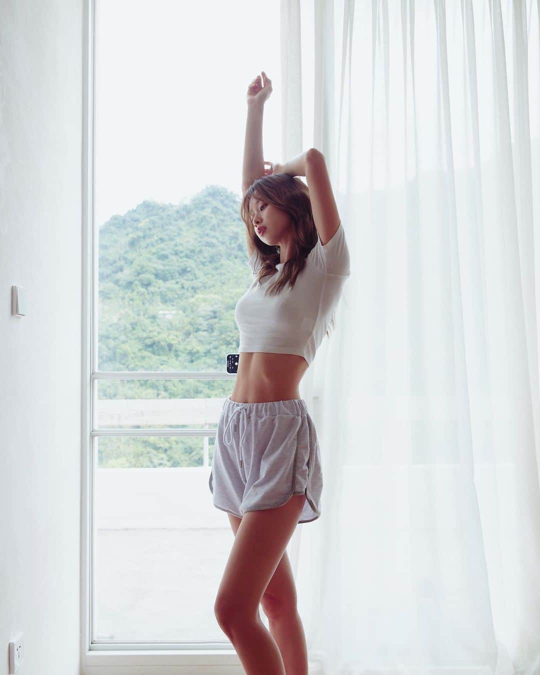吳斐莉のインスタグラム：「當個舒服自在的女人～  年輕時愛水不怕流鼻水 但現在更了解自己之後 知道要更善待身體 你對他好他也會回報給你 有點扯遠了～ 但真的啦！以前也不懂得選擇內衣 常被鋼圈壓得喘不過氣 甚至還會有痕跡 直到遇到了 @_mm_moment 的  #仙女蕾絲 內衣 我在YT影片“女人私密好物”有分享過 今年他們又再升級囉～ 🙌🏿 穿起來舒適度不變  先說外型的蕾絲是一樣的～ 有點小花邊小性感的軟蕾絲 親膚不刺激🥰 肩帶比之前的更舒適不會勒 薄的三角下厚上薄胸墊 側邊也更加高 穿起來胸型自然包覆 無鋼圈內衣靠鬆緊帶支撐 所以穿起來超舒服像沒穿樣🥹  最重要的是身體怎麼動都不會移動 這最最最重要了啊～ 大家都不喜歡一直拉內衣 而且也不好看 但這常常是下意識不小心拉了一下 看在別人眼裡就非常的糗🫣 所以這件內衣最讓我讚賞的 就是它不會亂移位～  我自己的Size是S號(下圍約66cm) 新穿上是扣最外扣 有穿過第一代的人 我當然是直接推薦包色 因為要找到這麼好穿的內衣真的很難啊～  @mercci22 @_mm_moment   #仙女蕾絲」